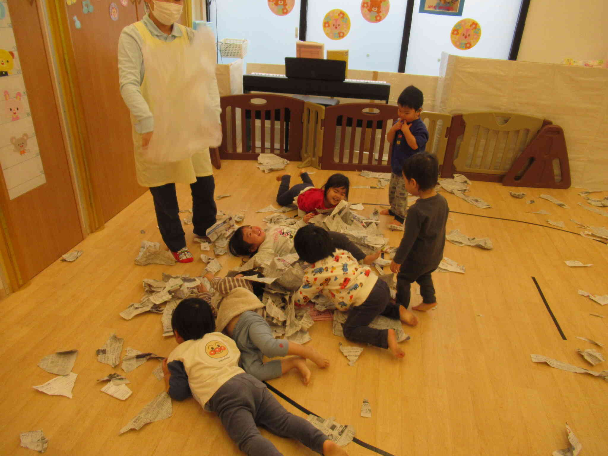 新聞紙まみれで大盛り上がり！