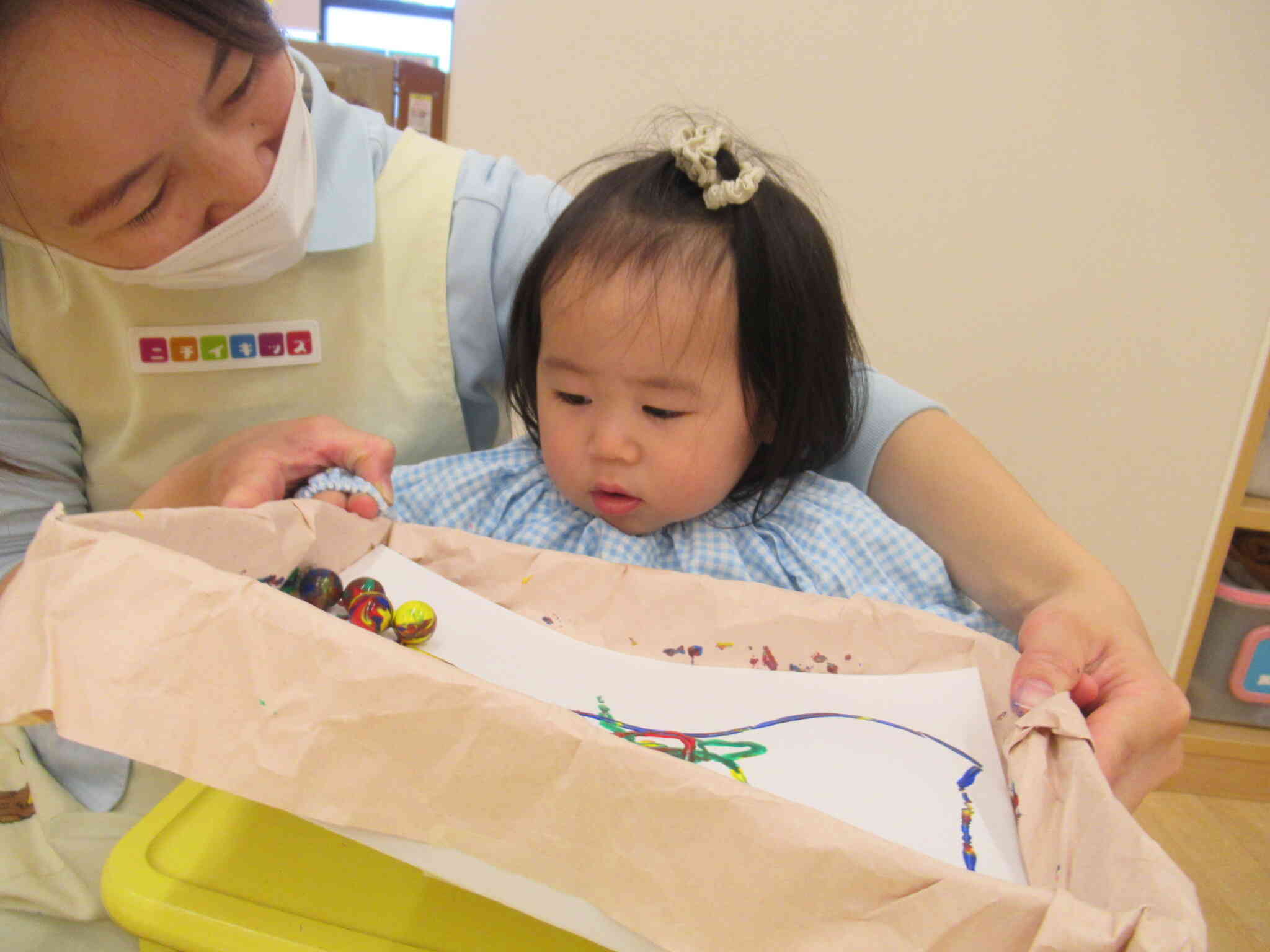 しっかり箱を持って『ころころ...♪』