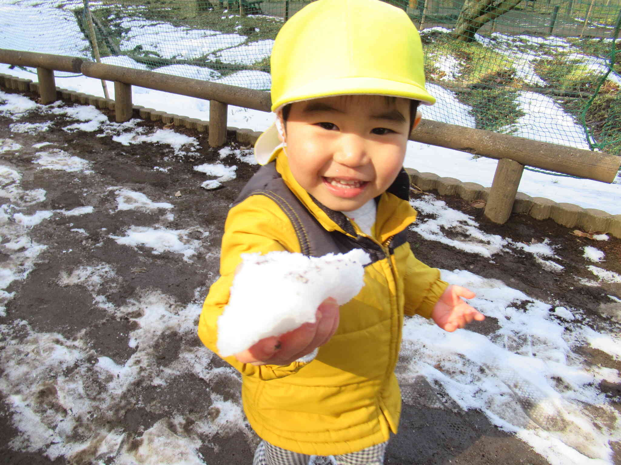 ちょびっと雪遊び！（1歳児　あひる組）