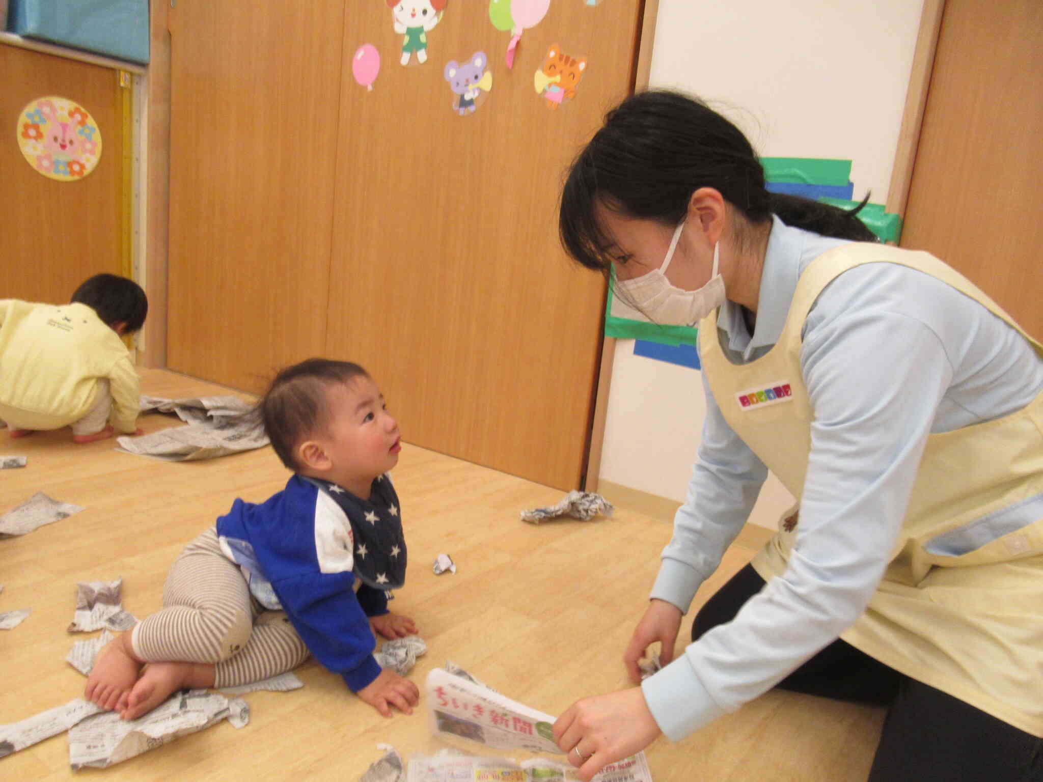 ひよこ組さん、初めての新聞紙遊び！