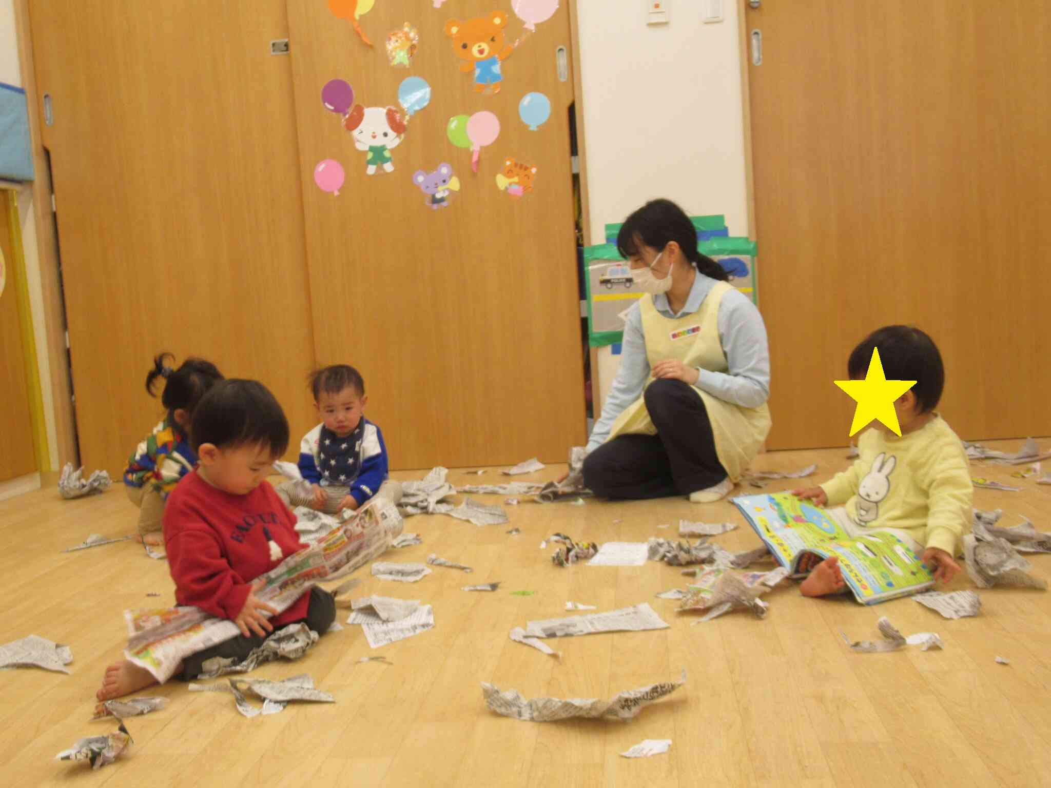 ゆったりと新聞紙遊び♪(0歳児 ひよこ組)