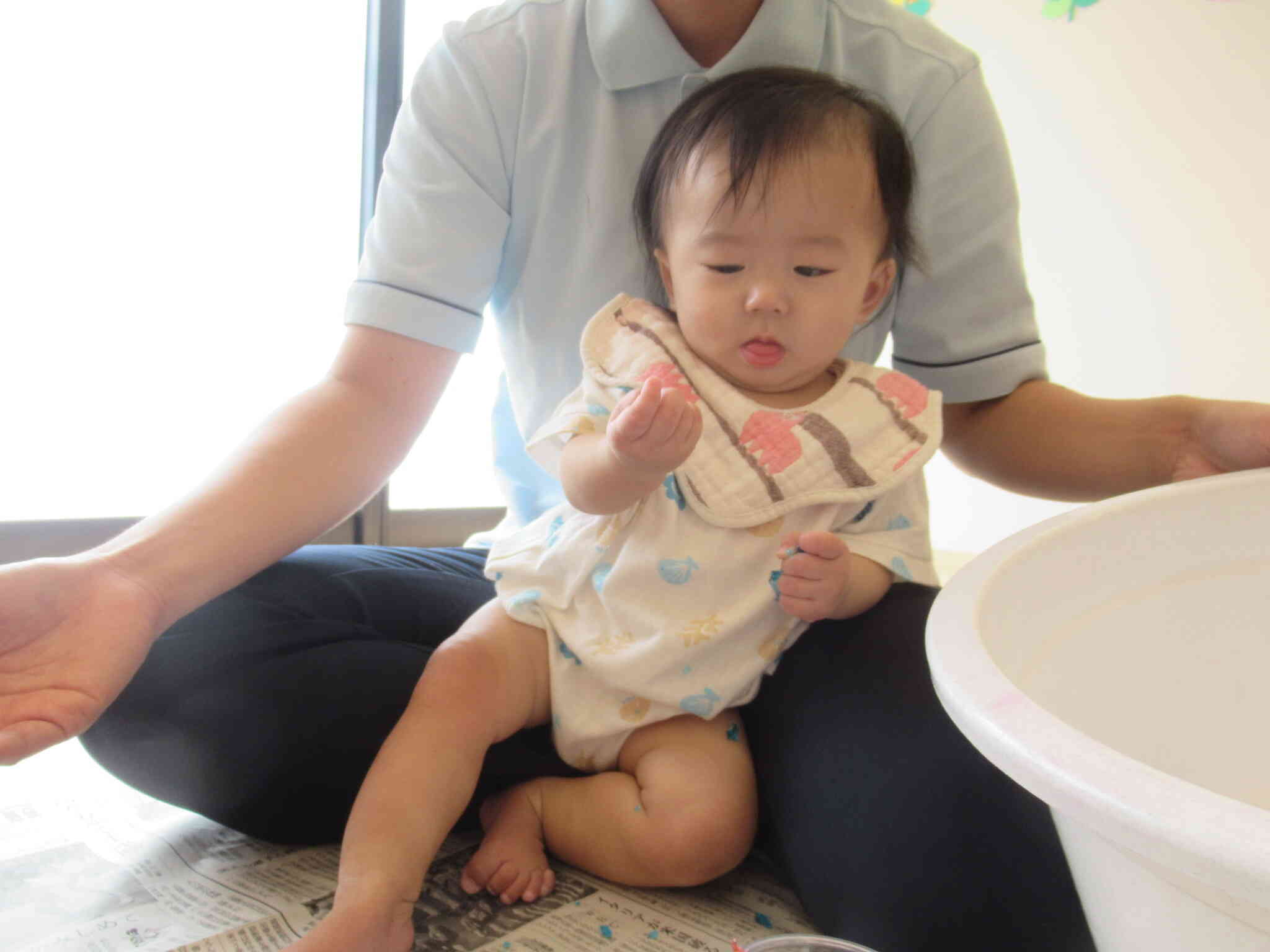 小さなおててでぎゅっと…！