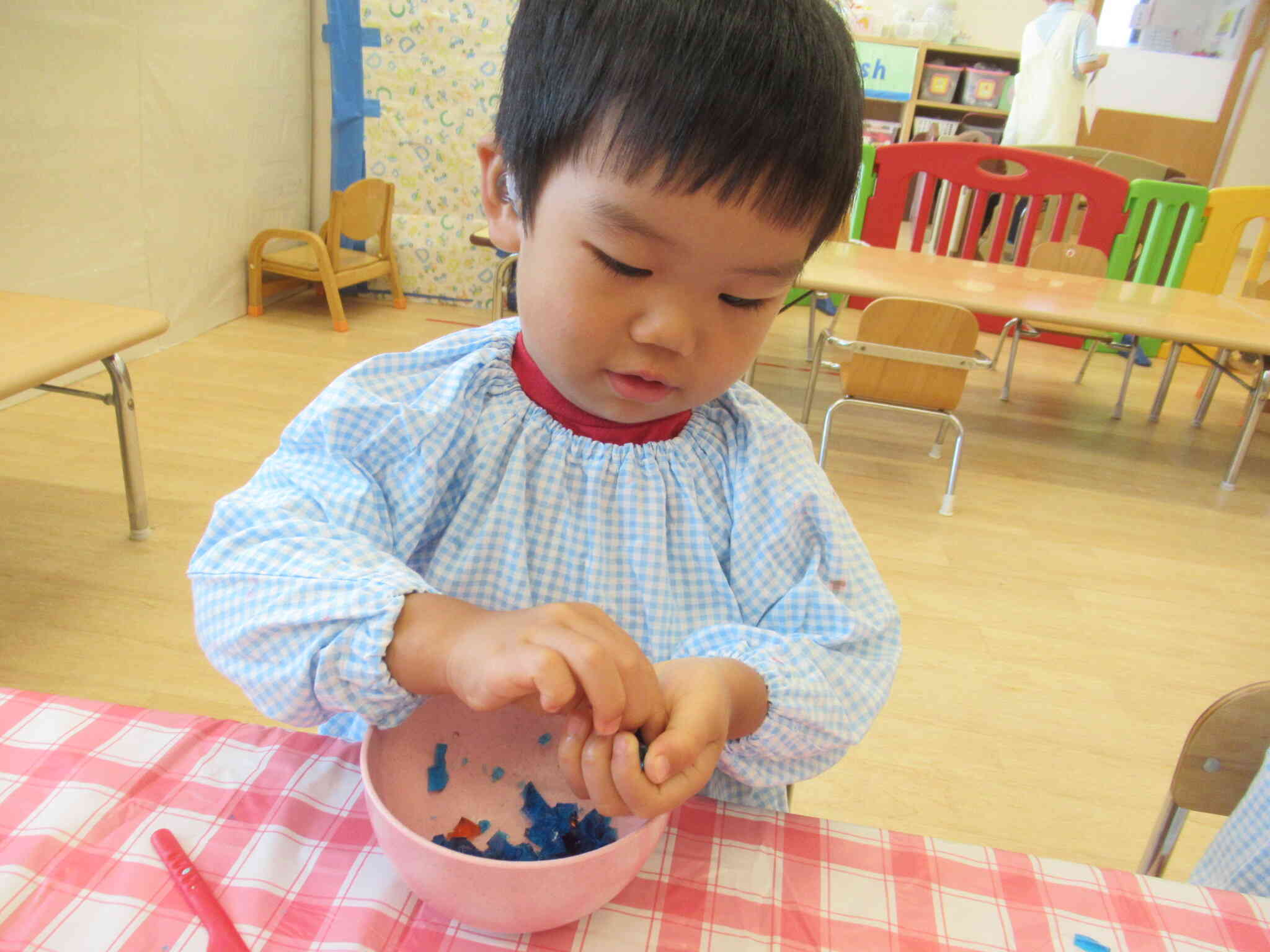 細かくなった寒天も面白い♪(うさぎ組：2歳児クラス)