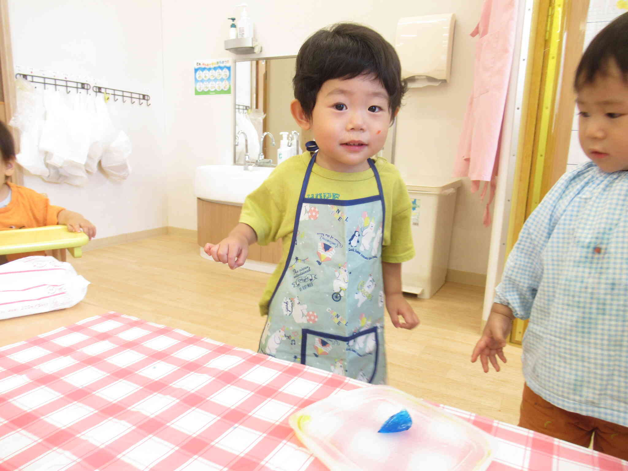 あれ？ほっぺにくっついてるよ♡