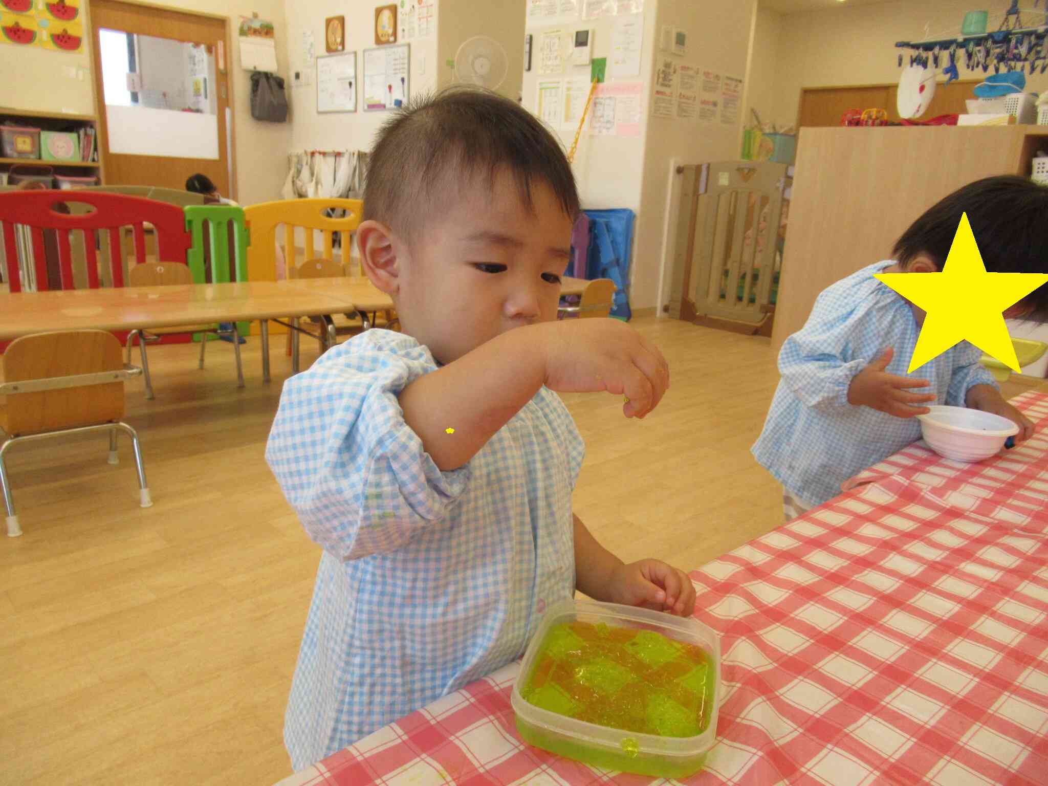 寒天あそびに挑戦！（あひる組：1歳児クラス）
