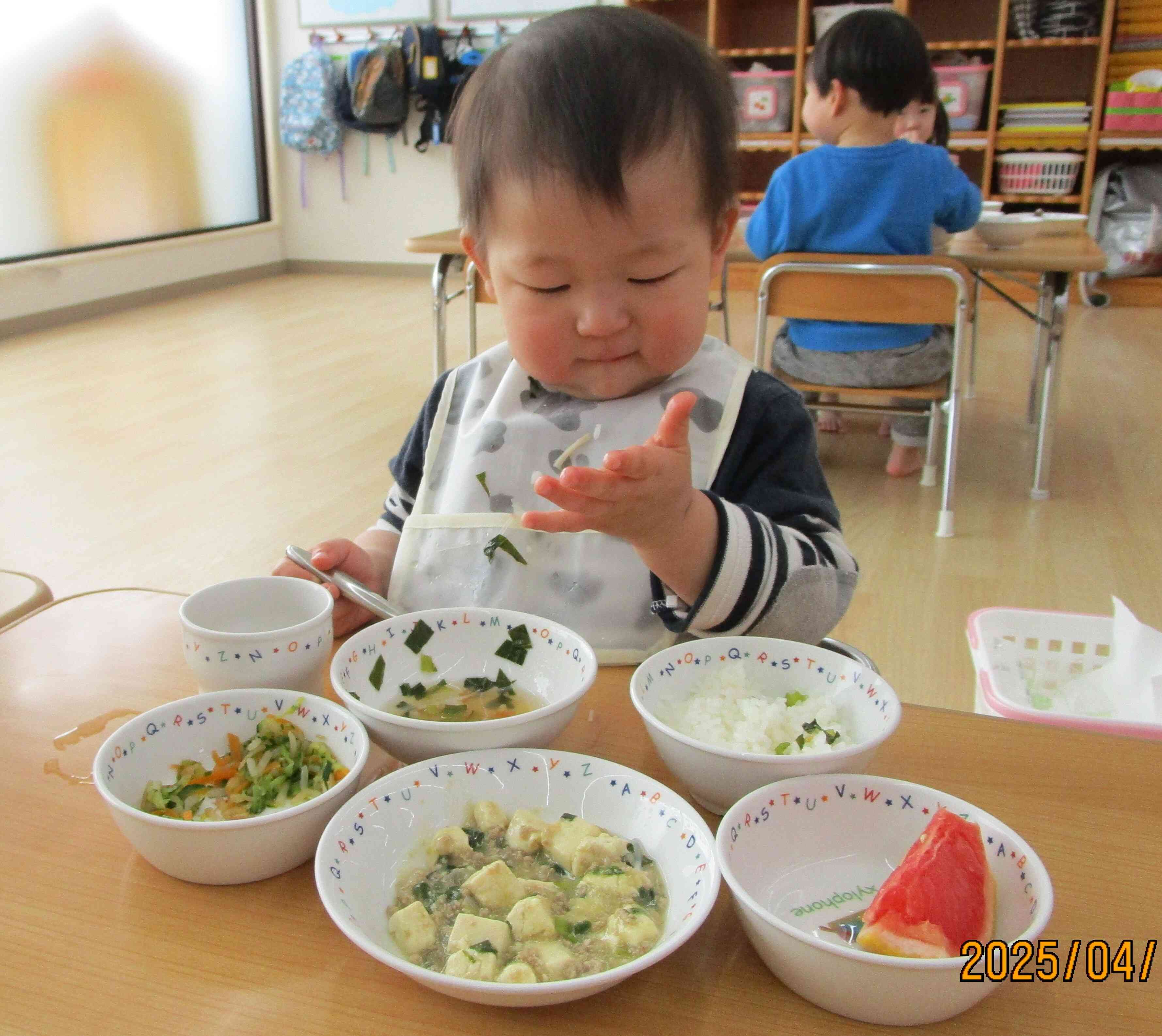 初めての給食。これからいっぱい食べようね！