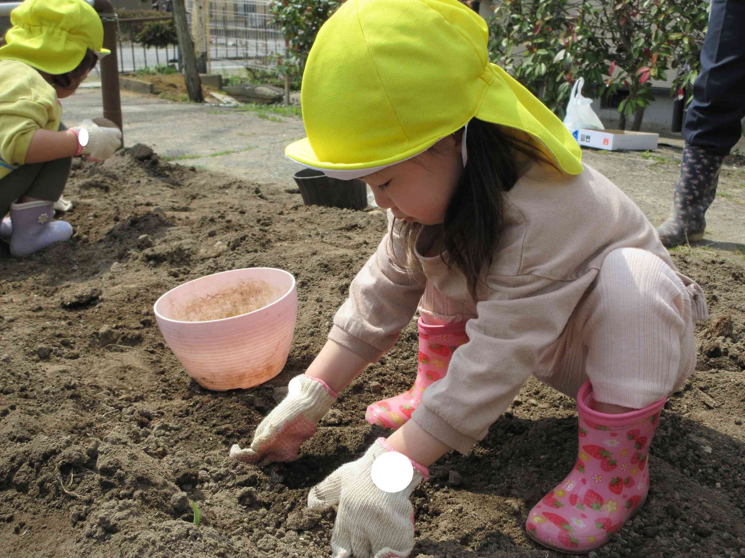よいしょ、よいしょ、優しくお布団かけてあげるね。