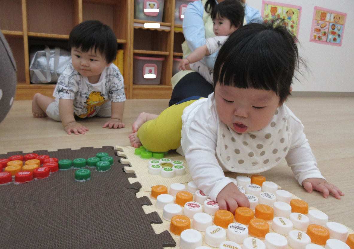 センサリーマットで色んな感触を楽しむ0歳児のお友達
