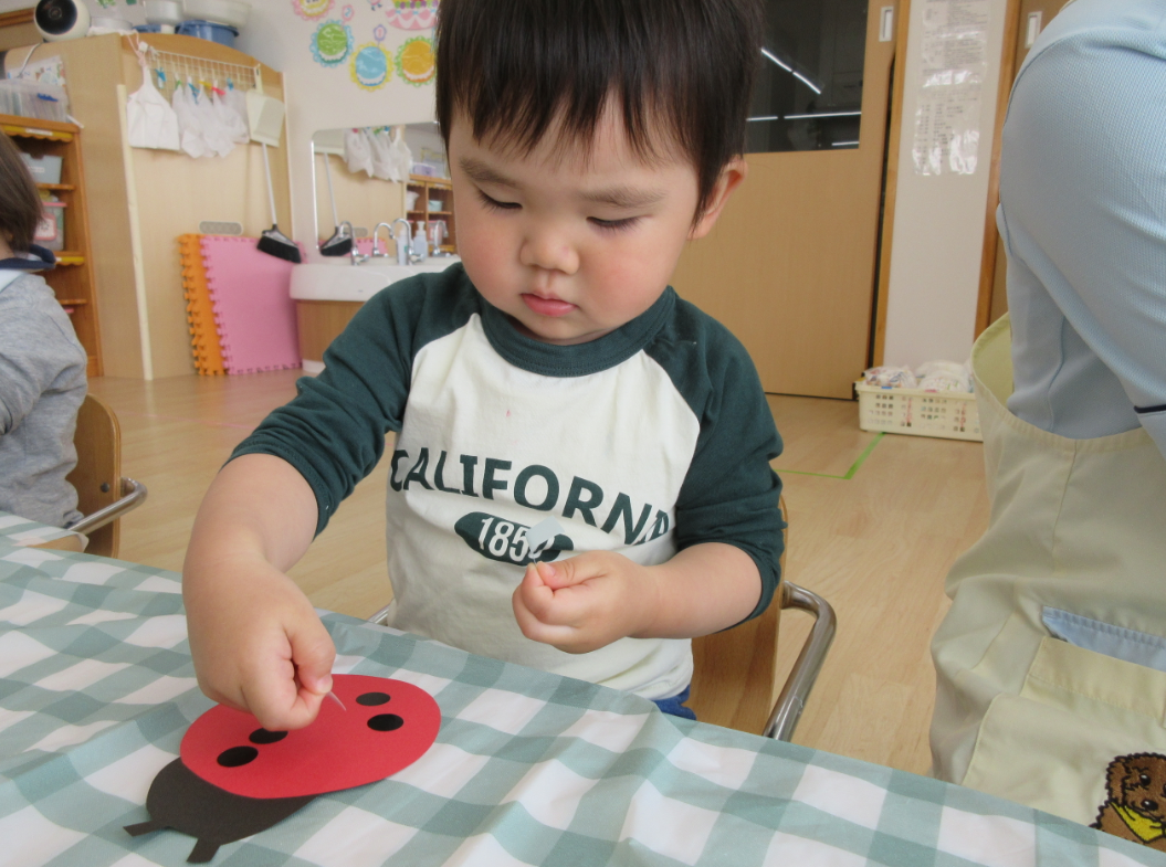 クローバー畑でのんびりしましょ♪～あひる組製作（１歳児）～