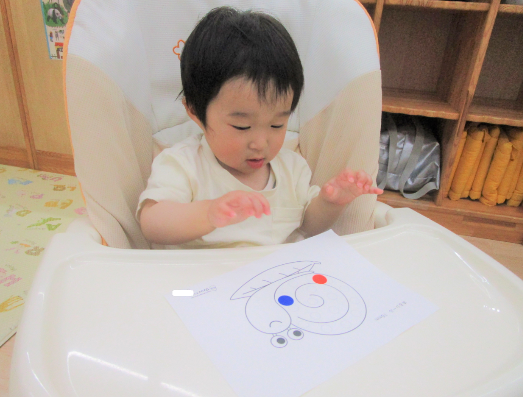 カタツムリさんにシールを貼って遊びました☆