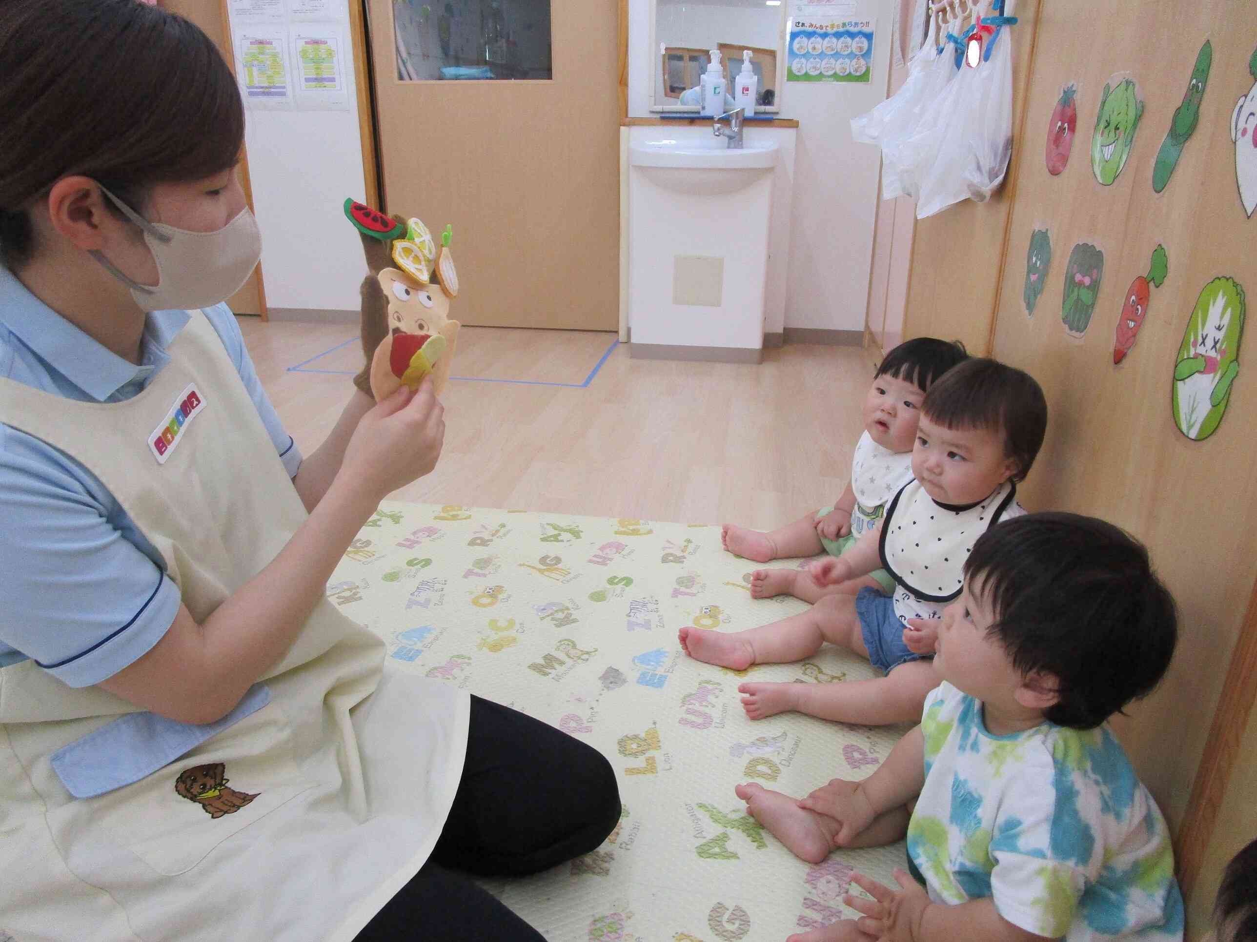 ゴリラさんもぐもぐ、次は何を食べるのかな~?