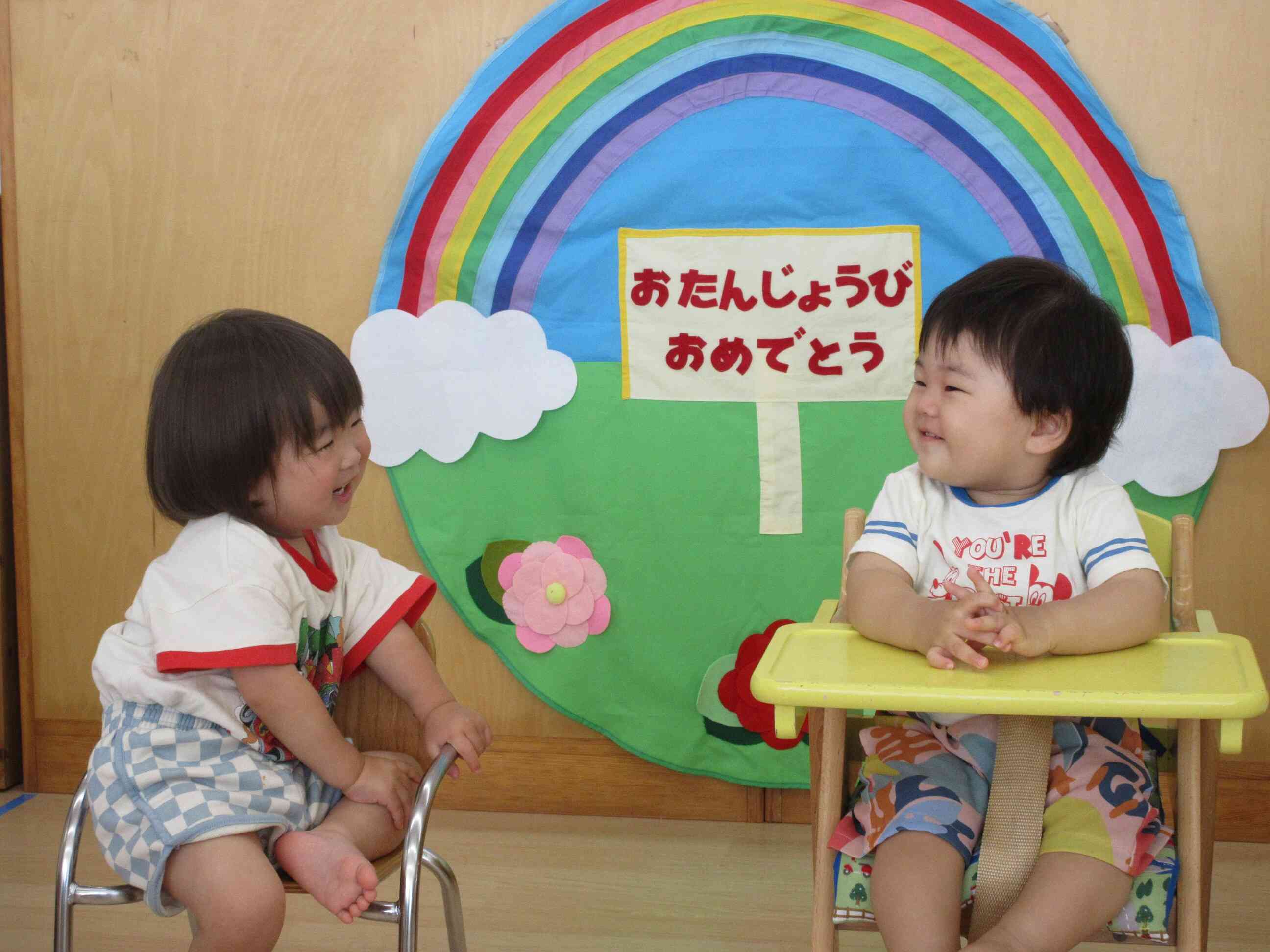 2人で微笑む姿がかわいいです。