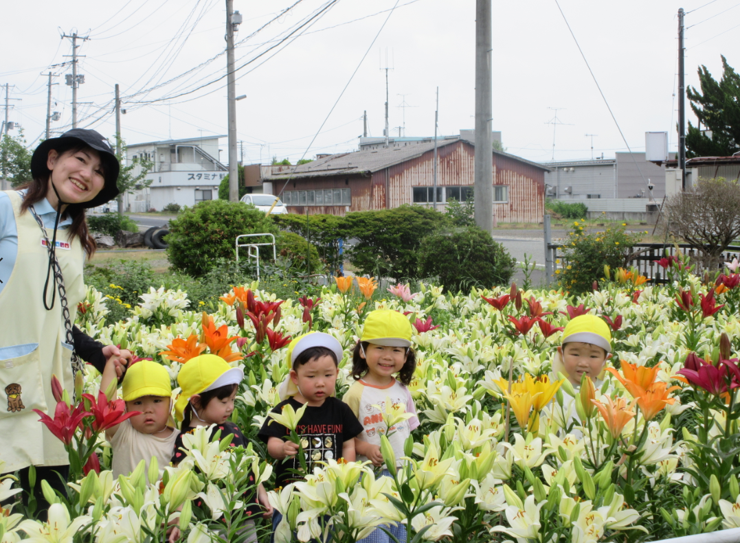 夏の野菜やお花に囲まれて