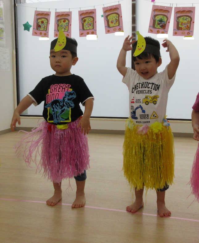 保育園に小さな「バナナくん」が登場！～敬老会に向けて、2歳児～