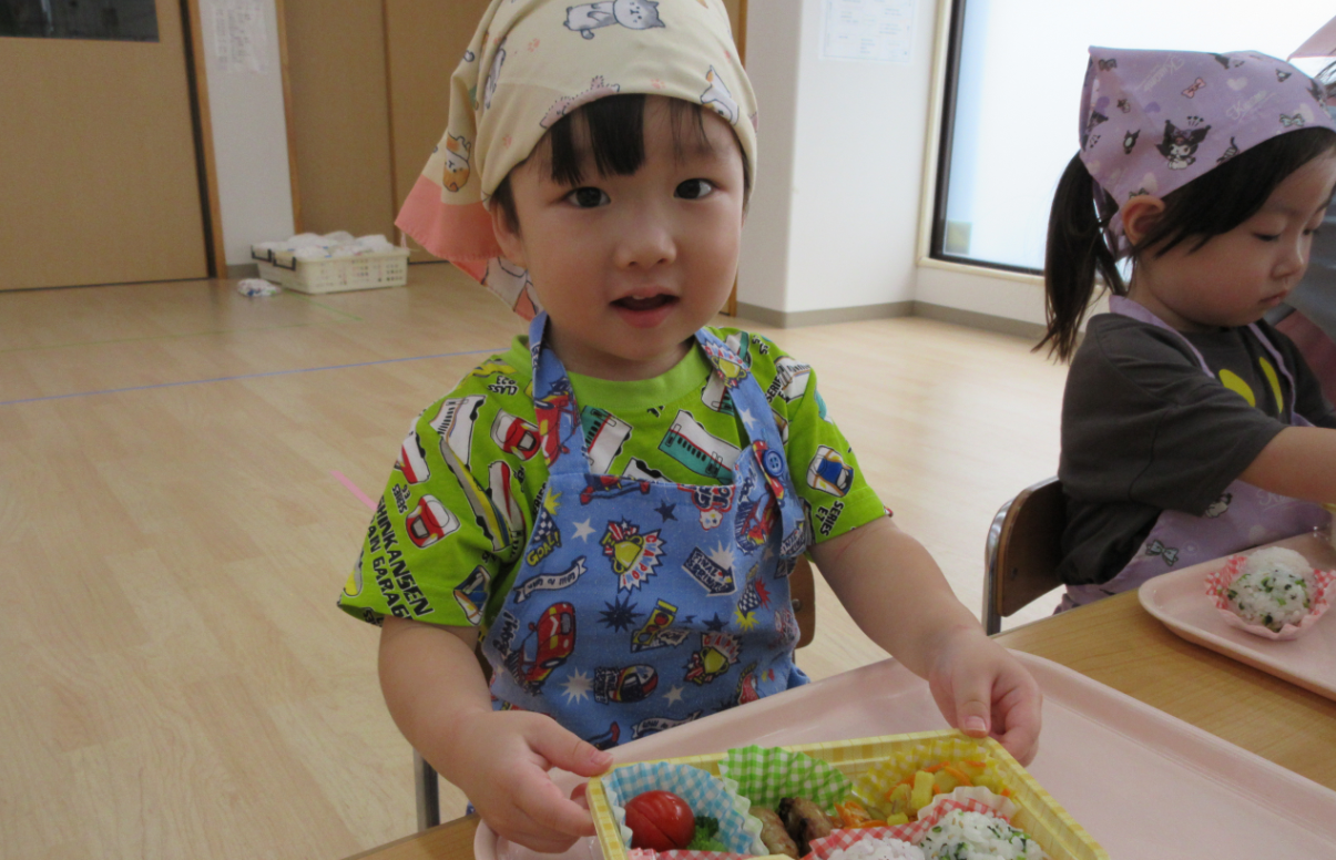 ♪おべんと おべんと うれしいな♪　（2歳児食育活動）