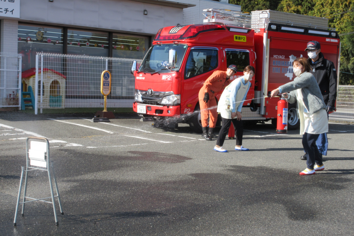 職員も消火訓練に参加しました