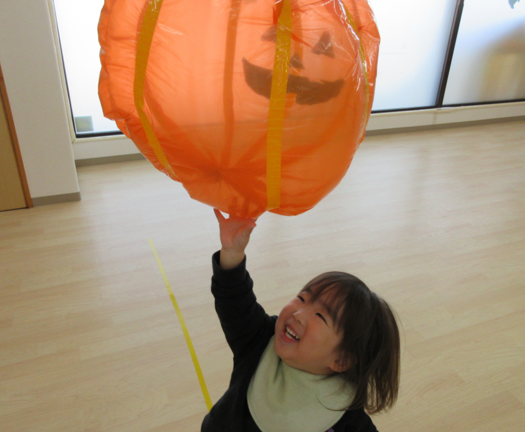 高く飛ばして！かぼちゃボール！～1・2歳児～