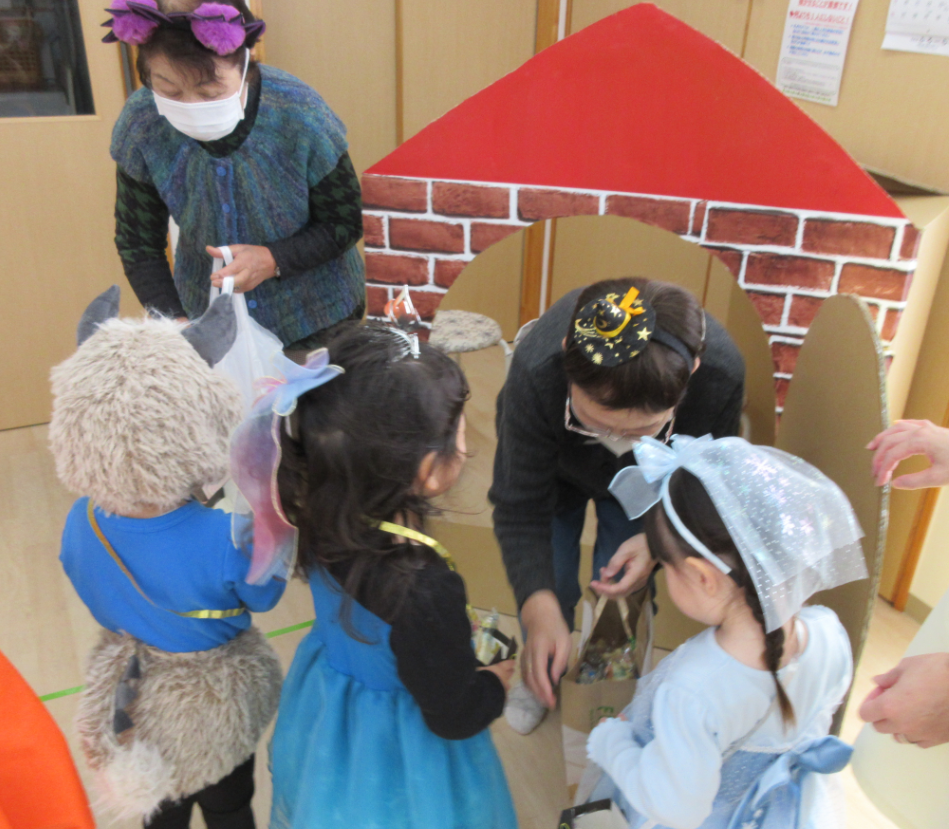 「トリックオアトリート！お菓子をくれなきゃ、いたずらしちゃうぞ！」