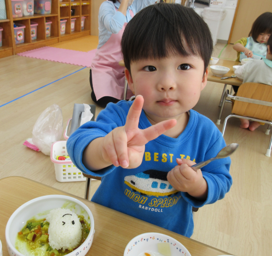 給食はおばけカレー！おいしいな～！