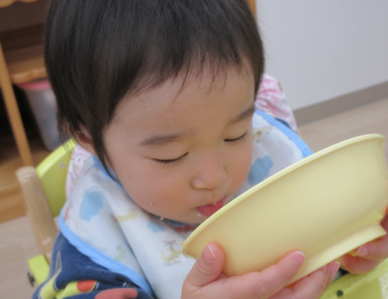 お椀を持って、ゴクゴク。美味しいな!