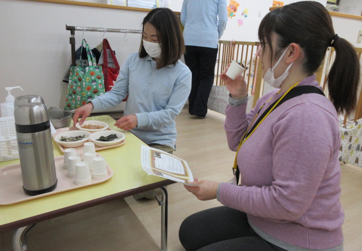 保護者の方にも「出汁」の試食をしていただきました。