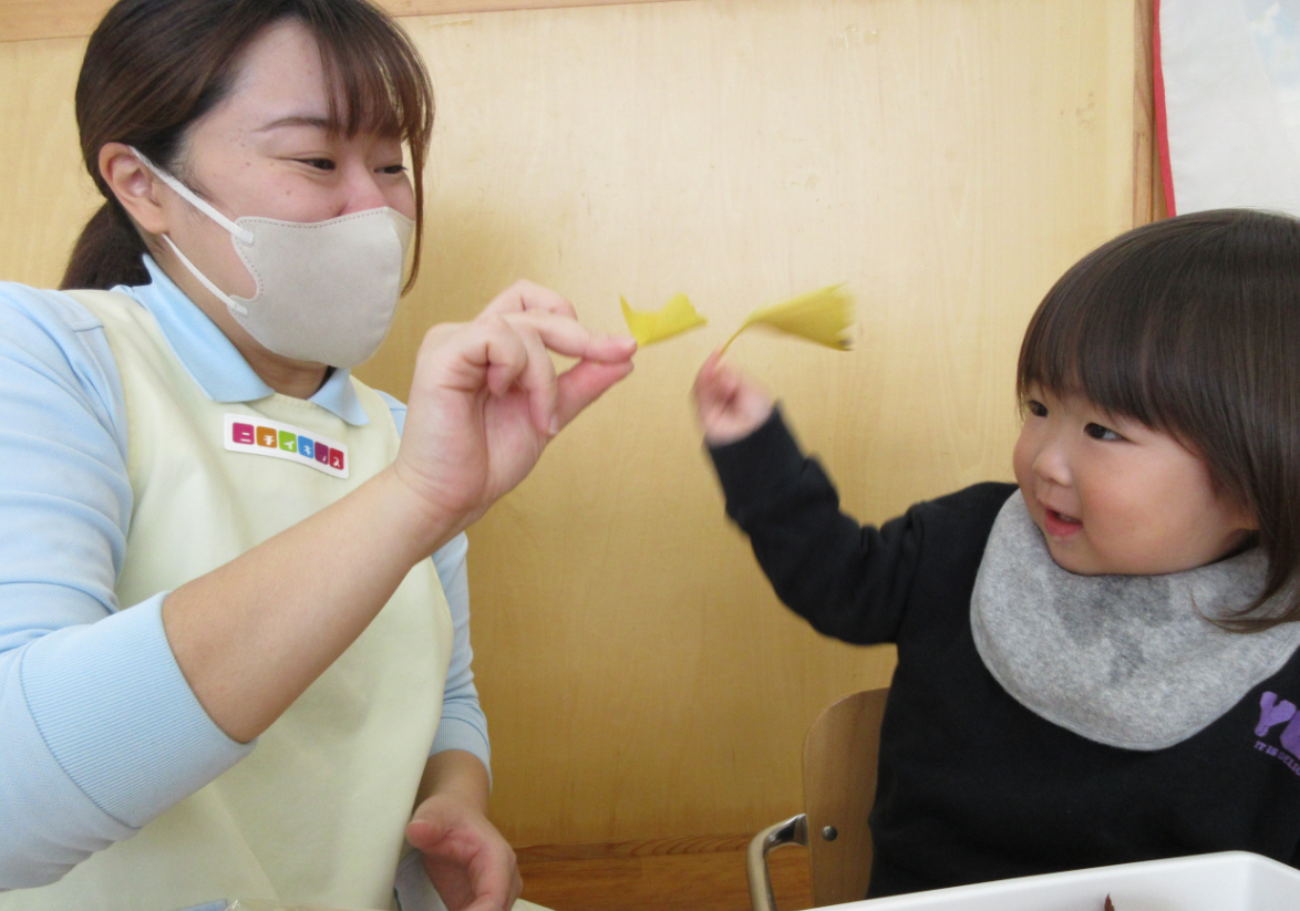 落ち葉に触れてみよう！～1歳児製作～