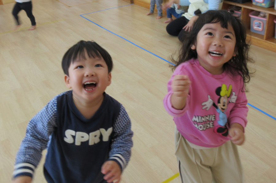 跳ね返るボールを見つめる、キラキラの笑顔！