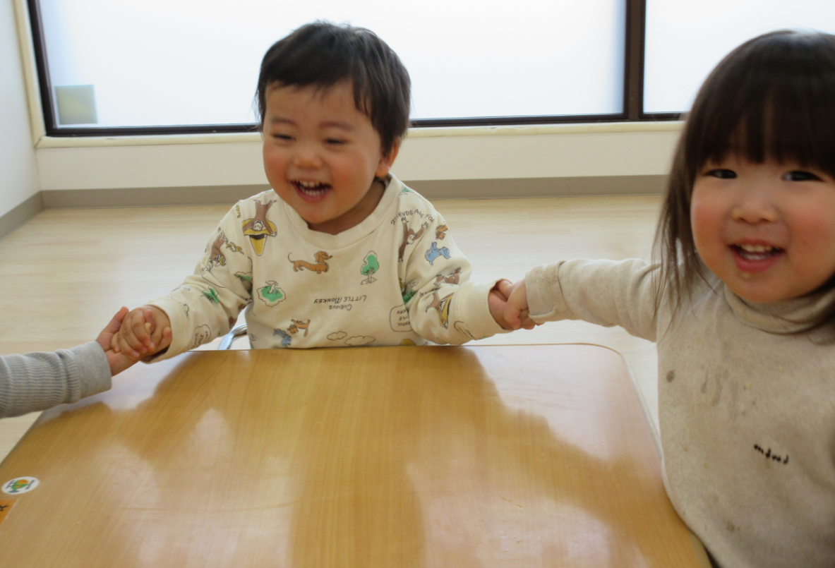 「せんせいみて~なかよしだよ~」