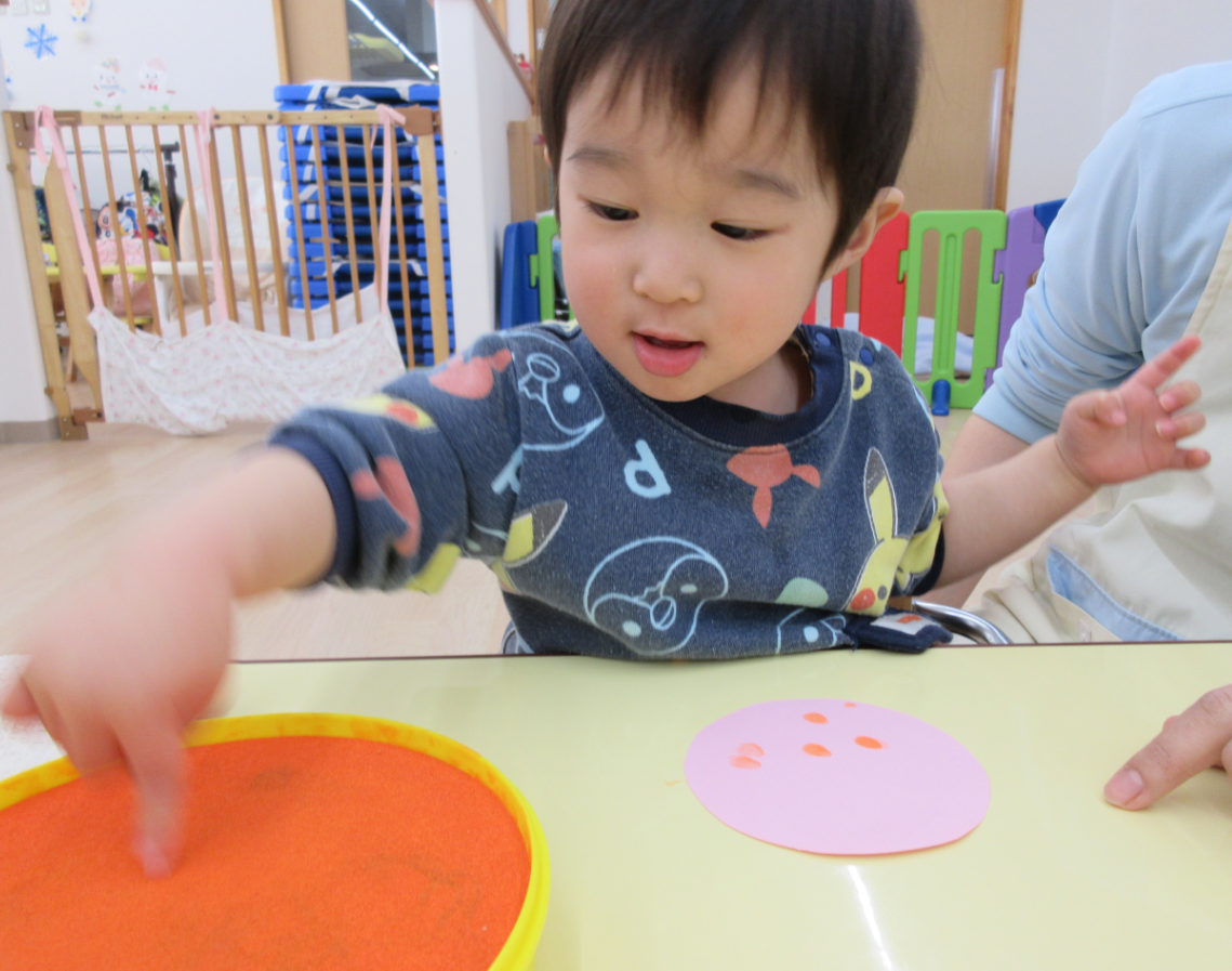 指スタンプでぺたぺた！お雛様の製作をしたよ♪