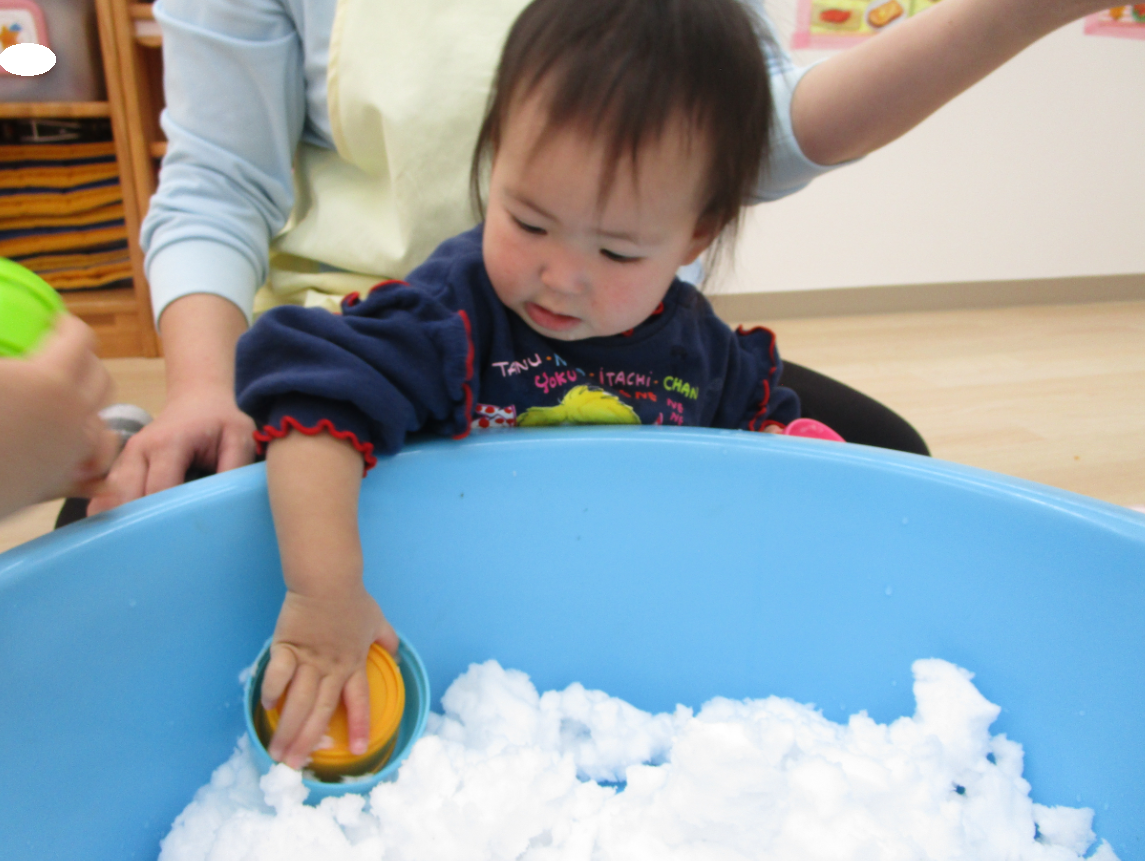 カップに入れてみようと頑張っています。