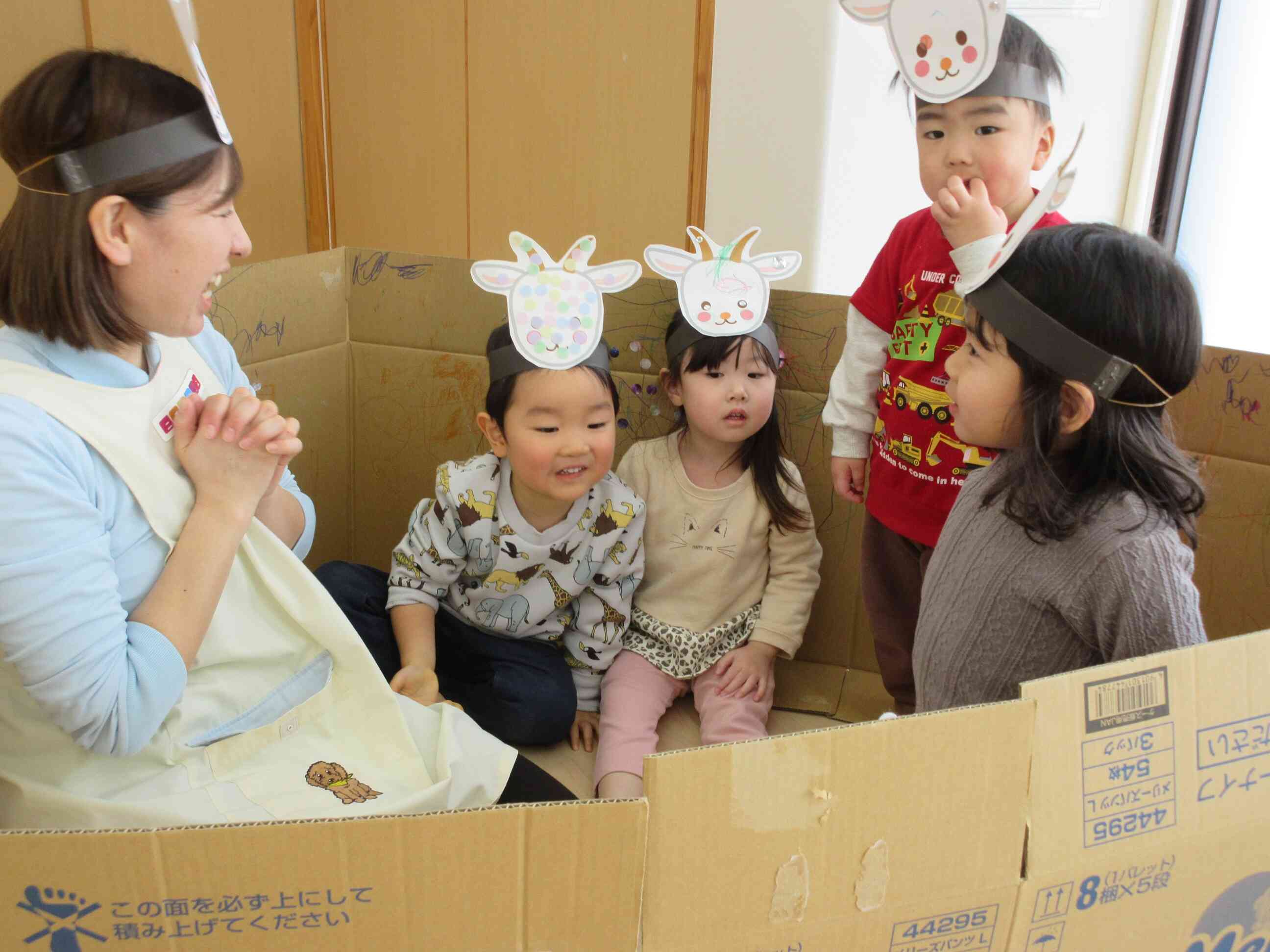 「いい？オオカミは声はガラガラ、開けちゃダメよ？」「はーい」