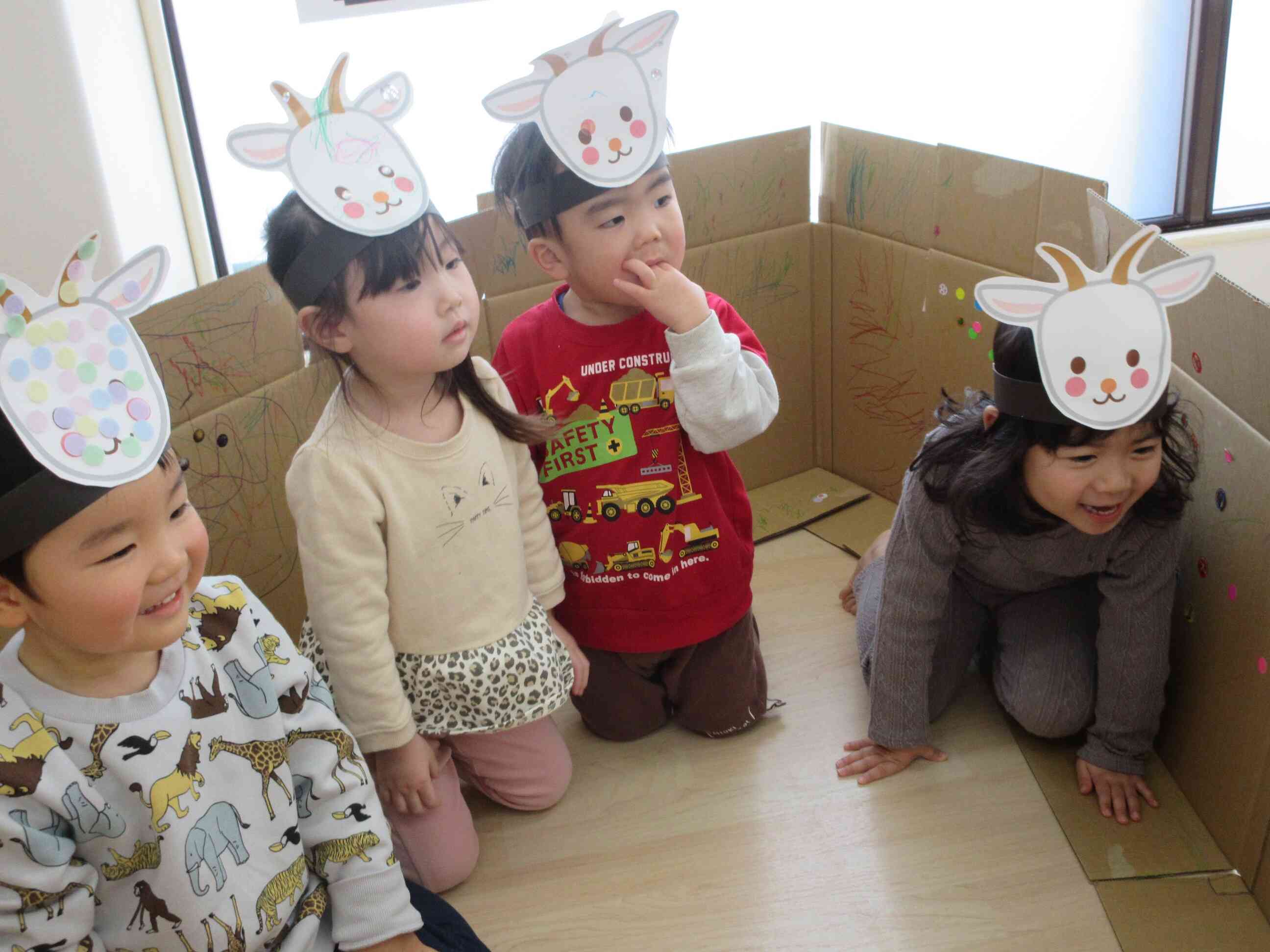 4匹の子ヤギ達、お留守番中です。