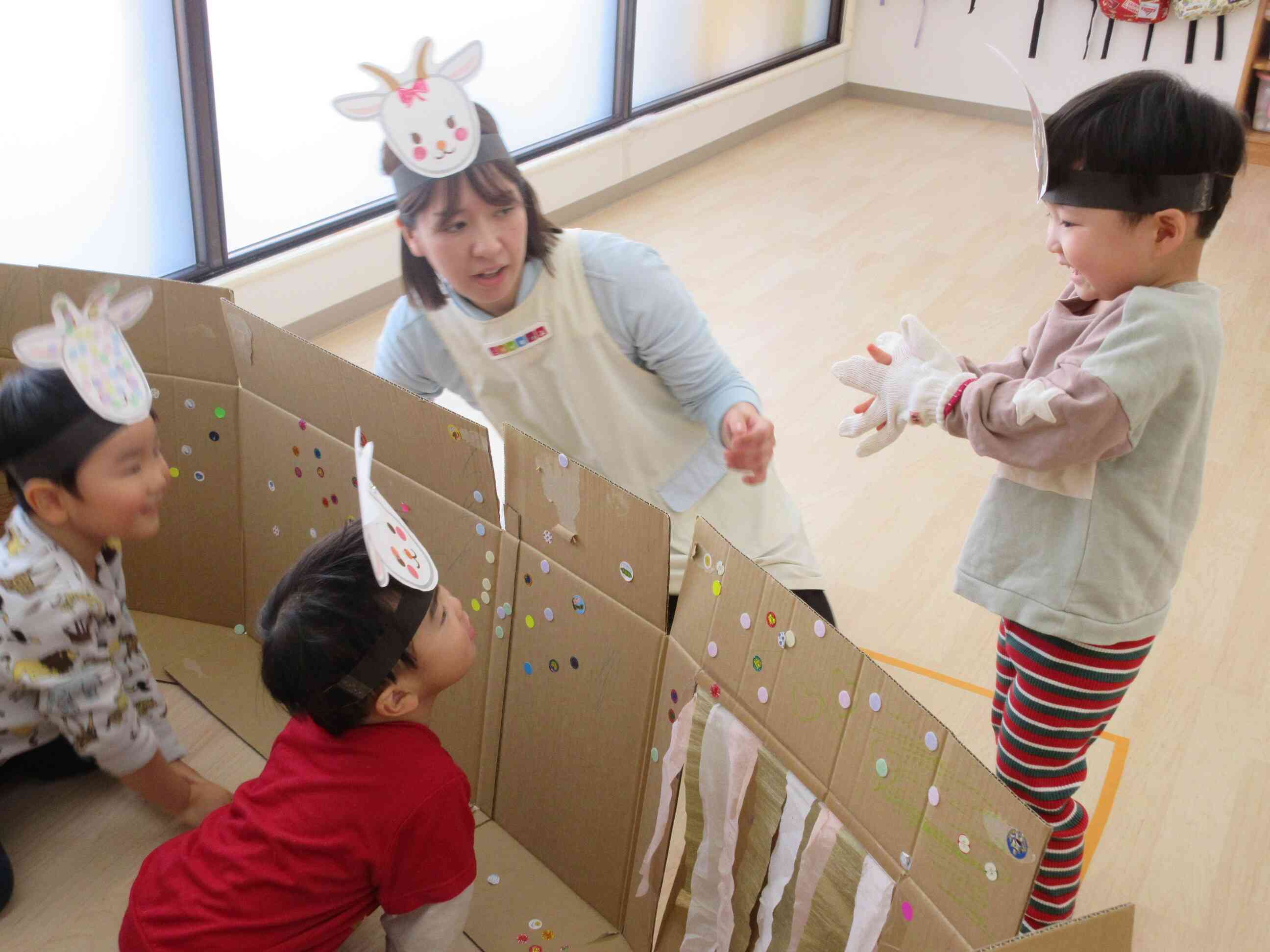 「ほら、手も白いでしょ、開けてちょうだい」