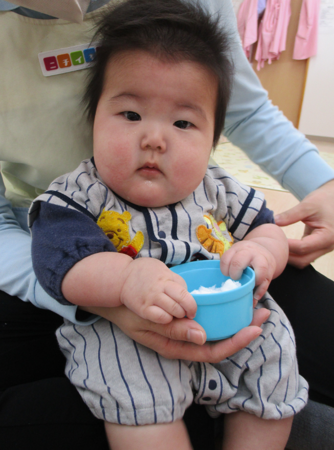 はじめての雪にドキドキ☆