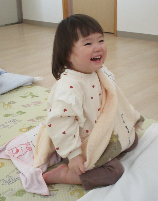 お昼寝前に、毛布で「いないいないばあ」をして遊んだよ。