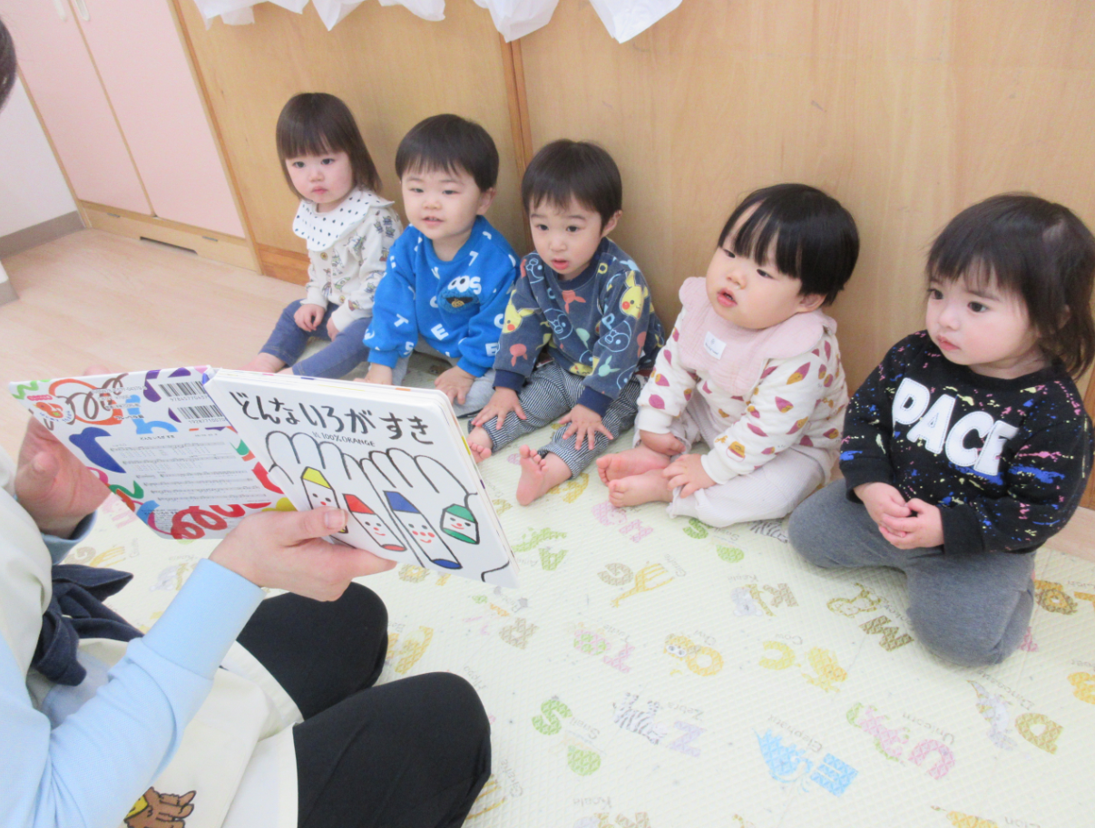 絵本が大好き♪真剣な表情なひよこ組さん。