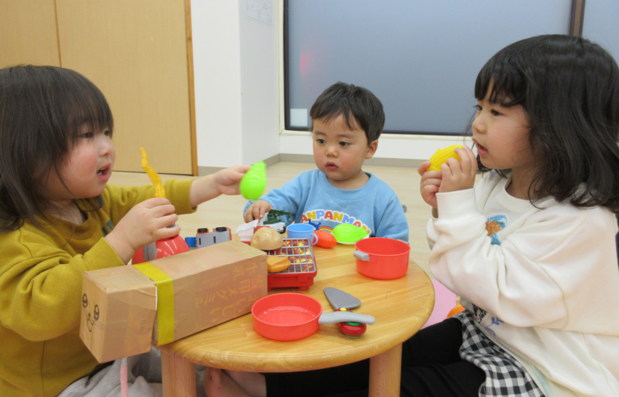 ままごと遊びを楽しんでいます（異年齢交流）