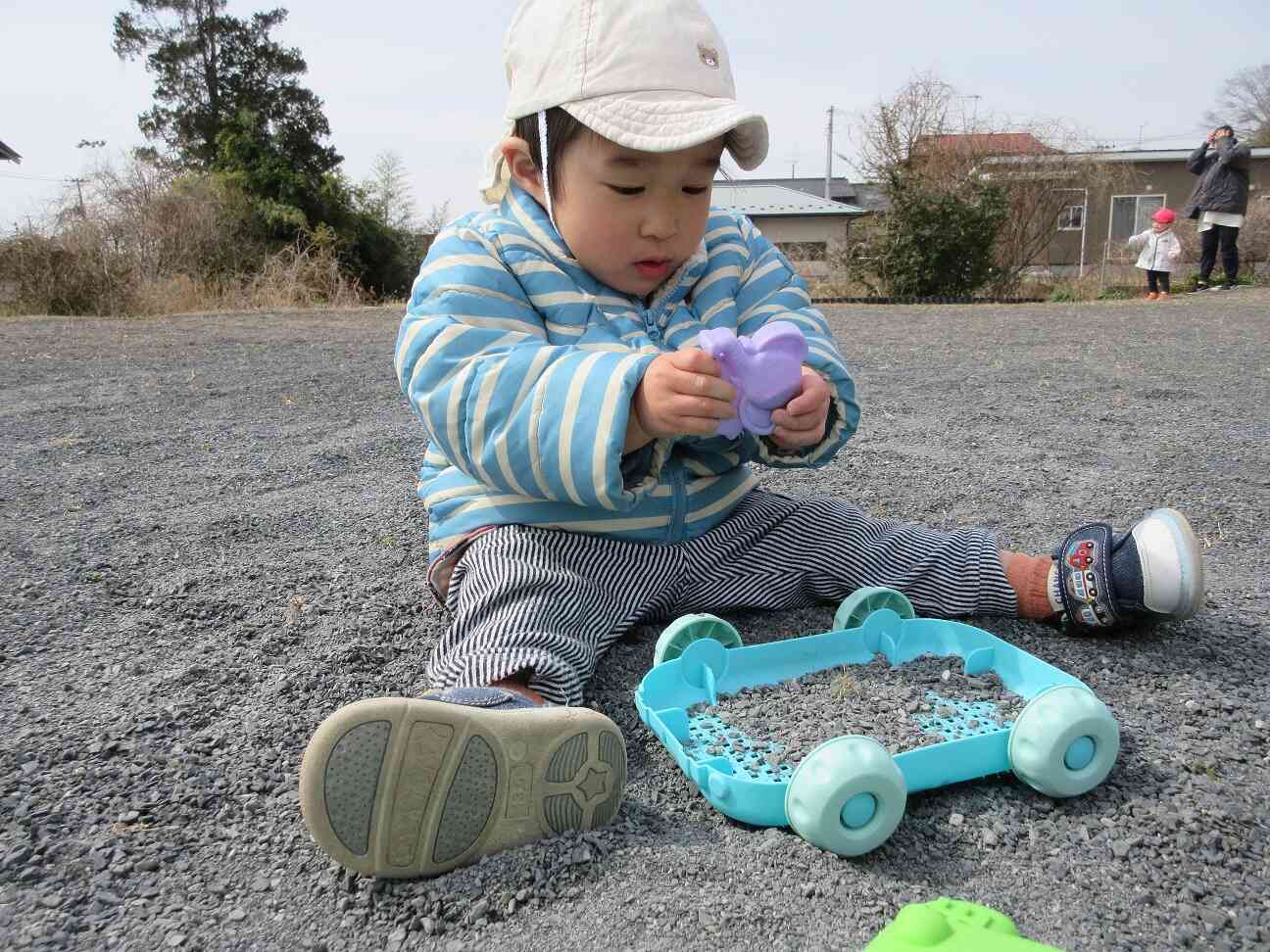 砂遊びに夢中！