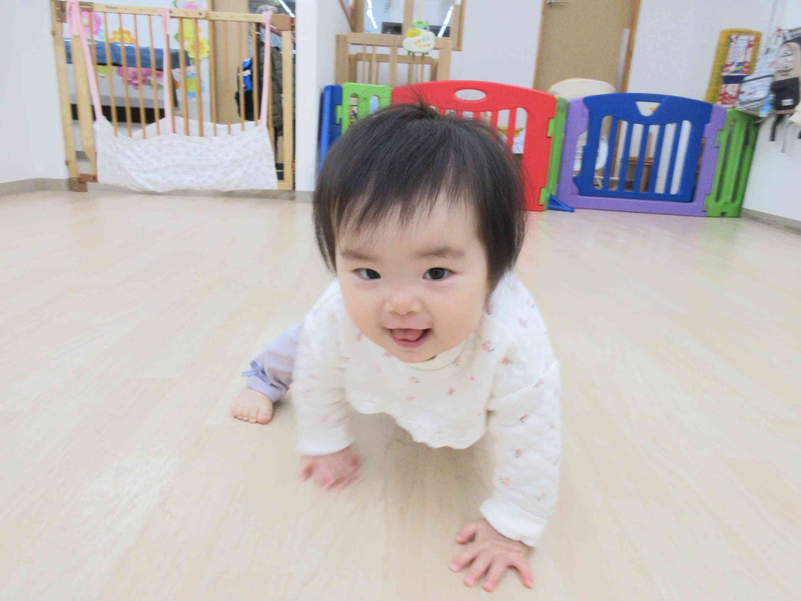 見て！ハイハイ上手でしょ？