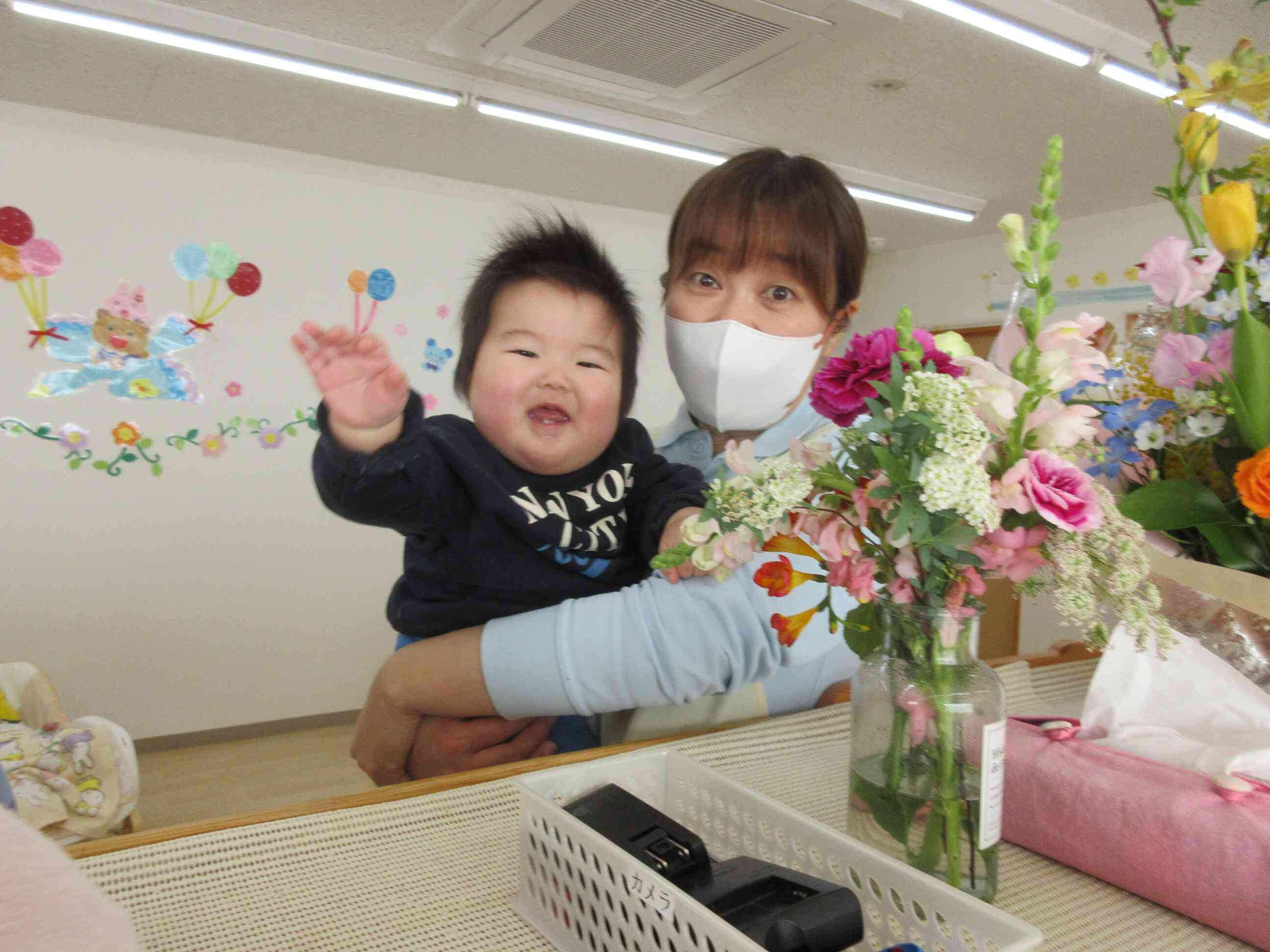 先生のだっこはあったかいよ～ひよこ組（０歳児）