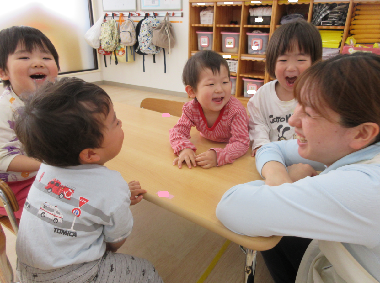 わらべ歌遊びを楽しんでいます