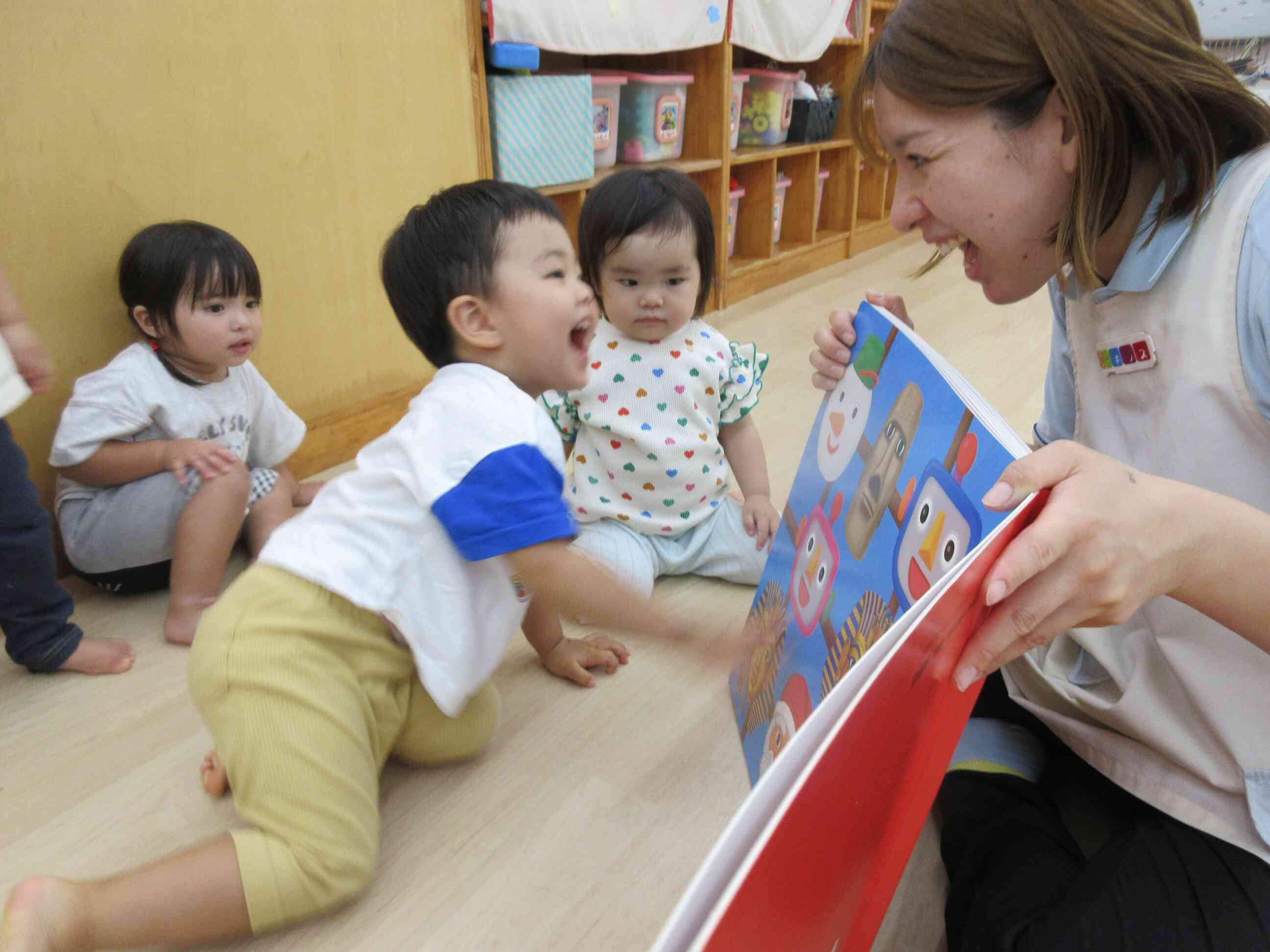絵本の世界って楽しいね♪～あひる（１歳児）・うさぎ組（２歳児）～