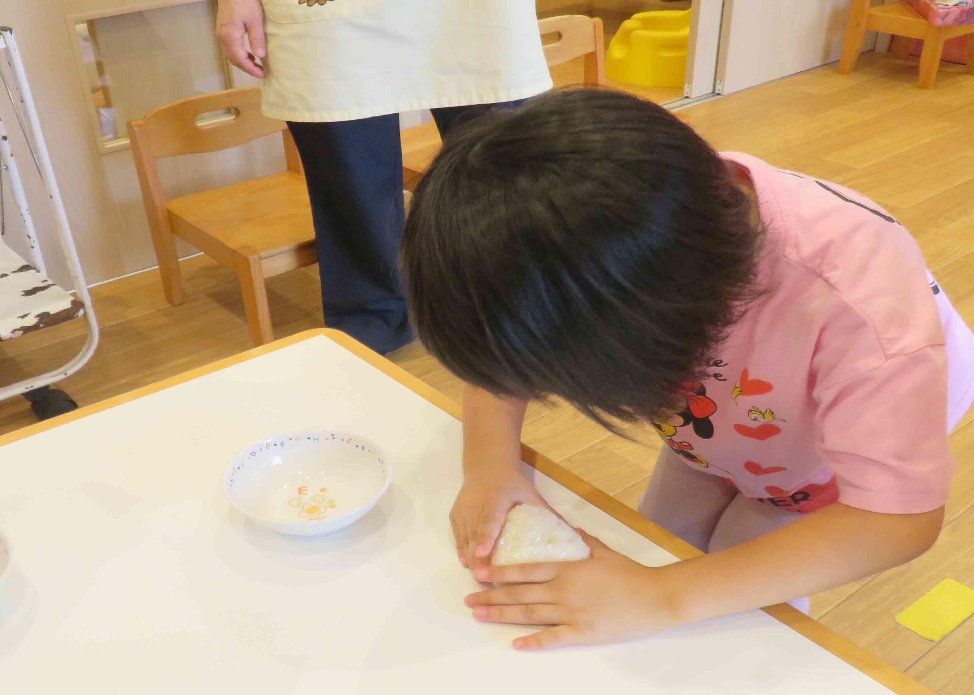 形を調整・・・真剣です