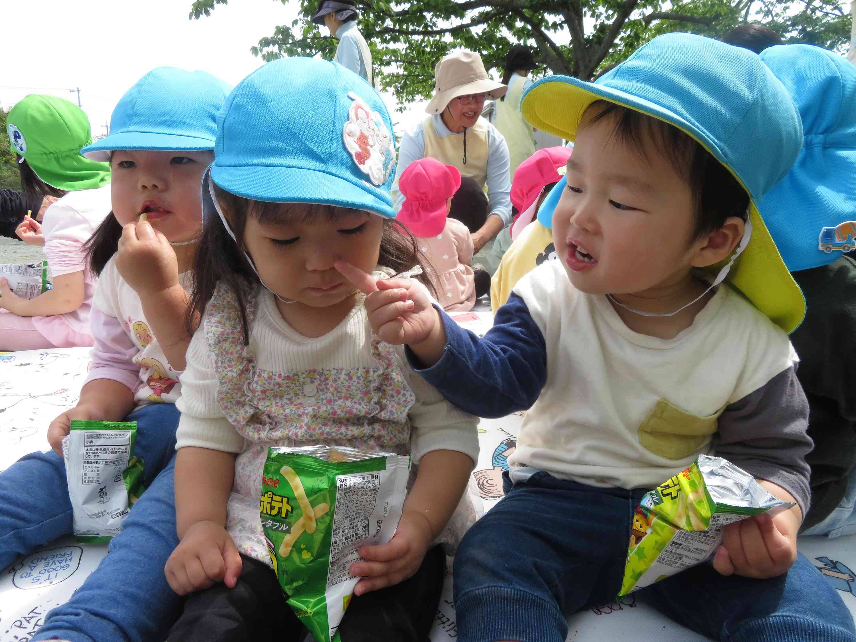 「鼻に何かついてるよー」と優しく教えています♪