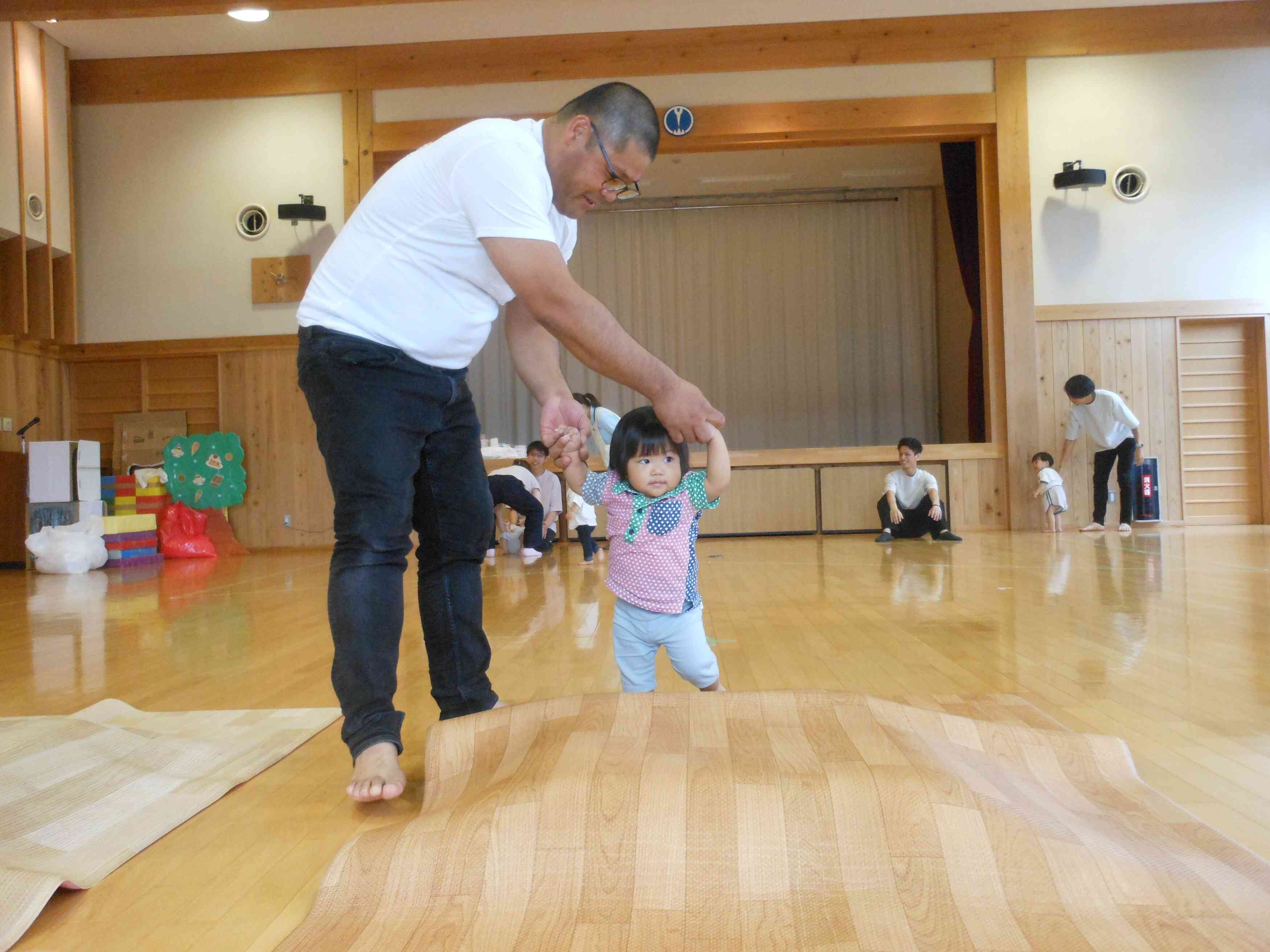 パパと一緒にお山を登って…