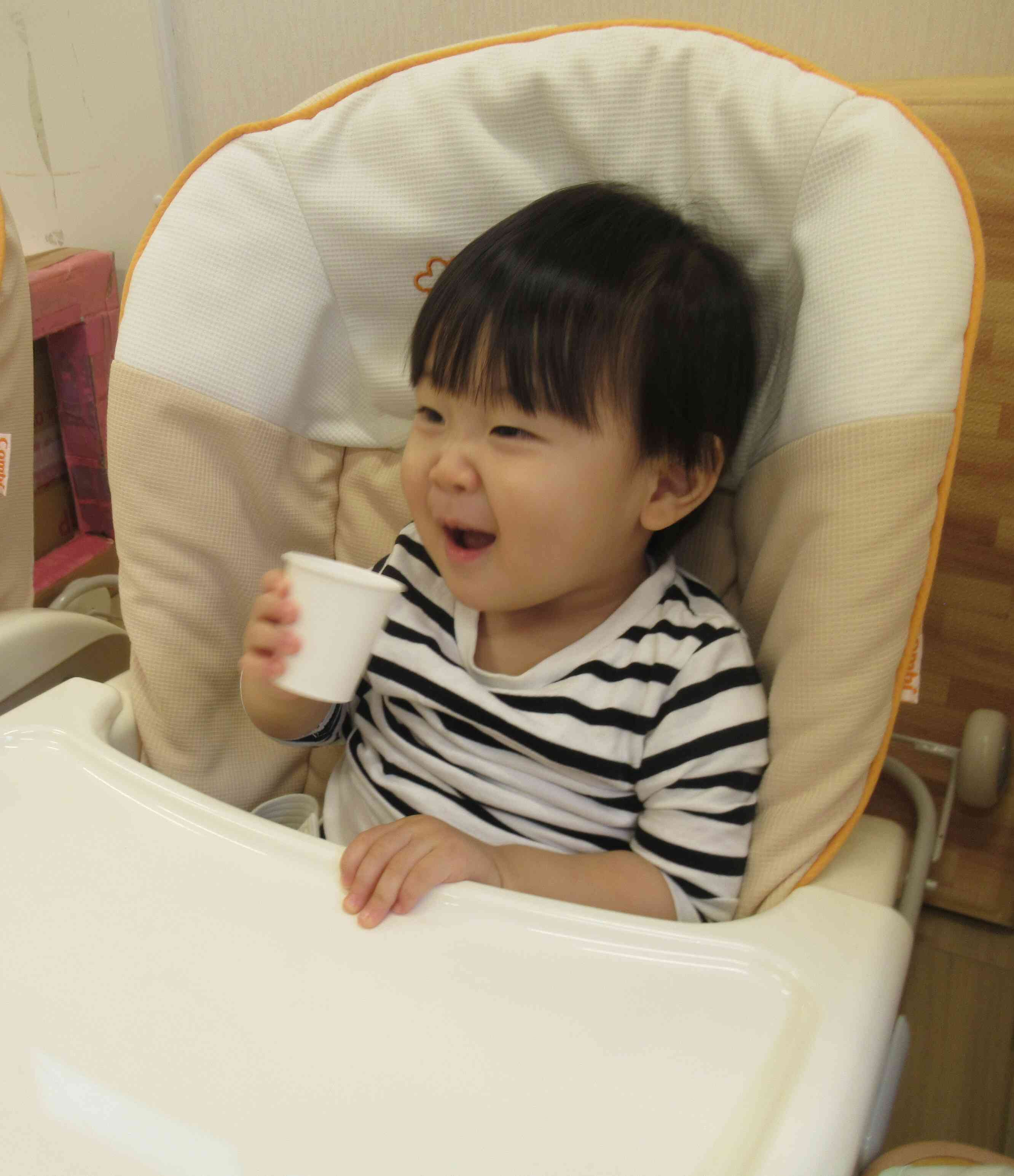 0歳児さんもスープをごくごく！”おいしい”のいい笑顔です！