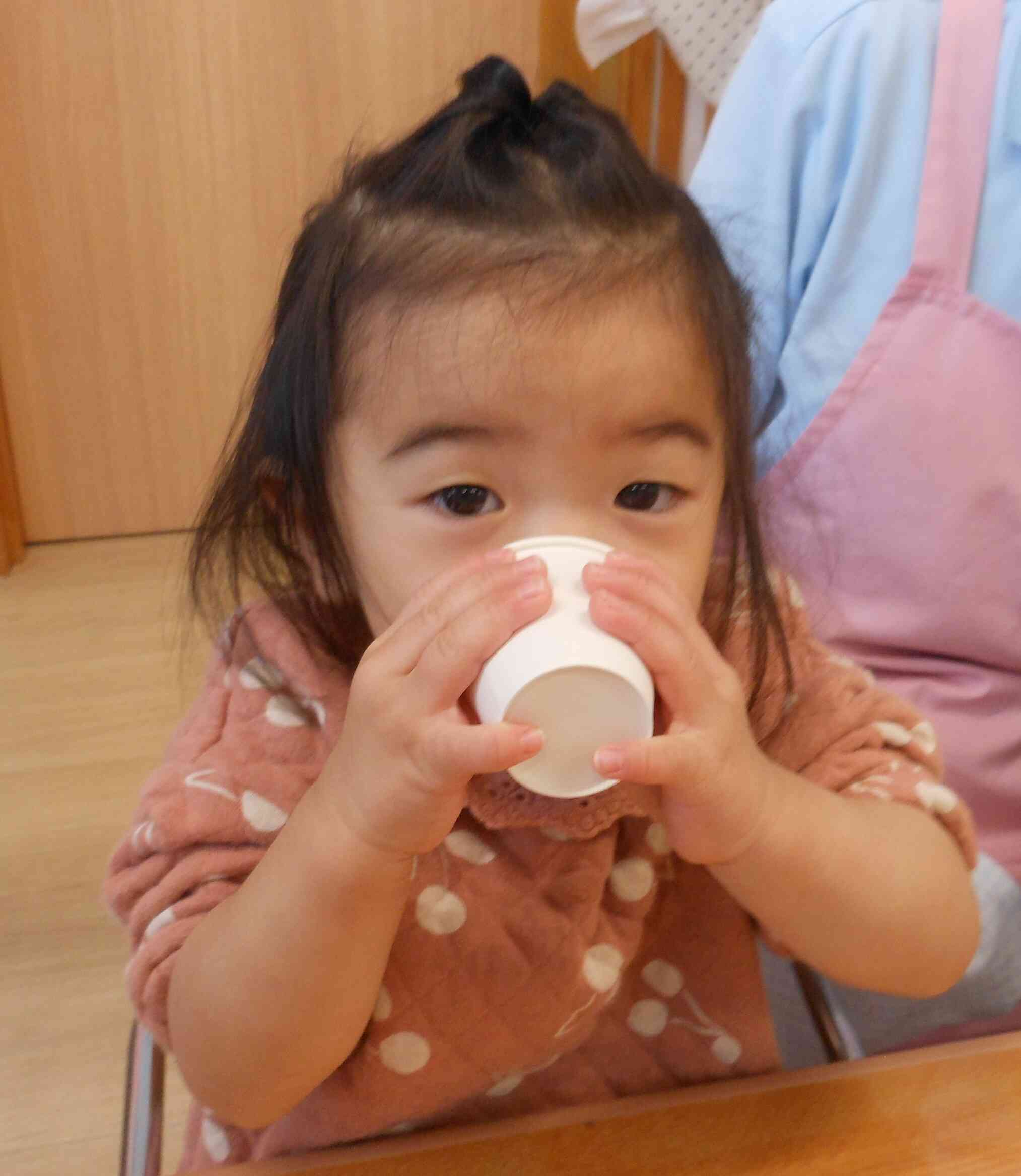 「ぷはー！」とおいしさを表現しながら飲んでいるお友だちもいました♪