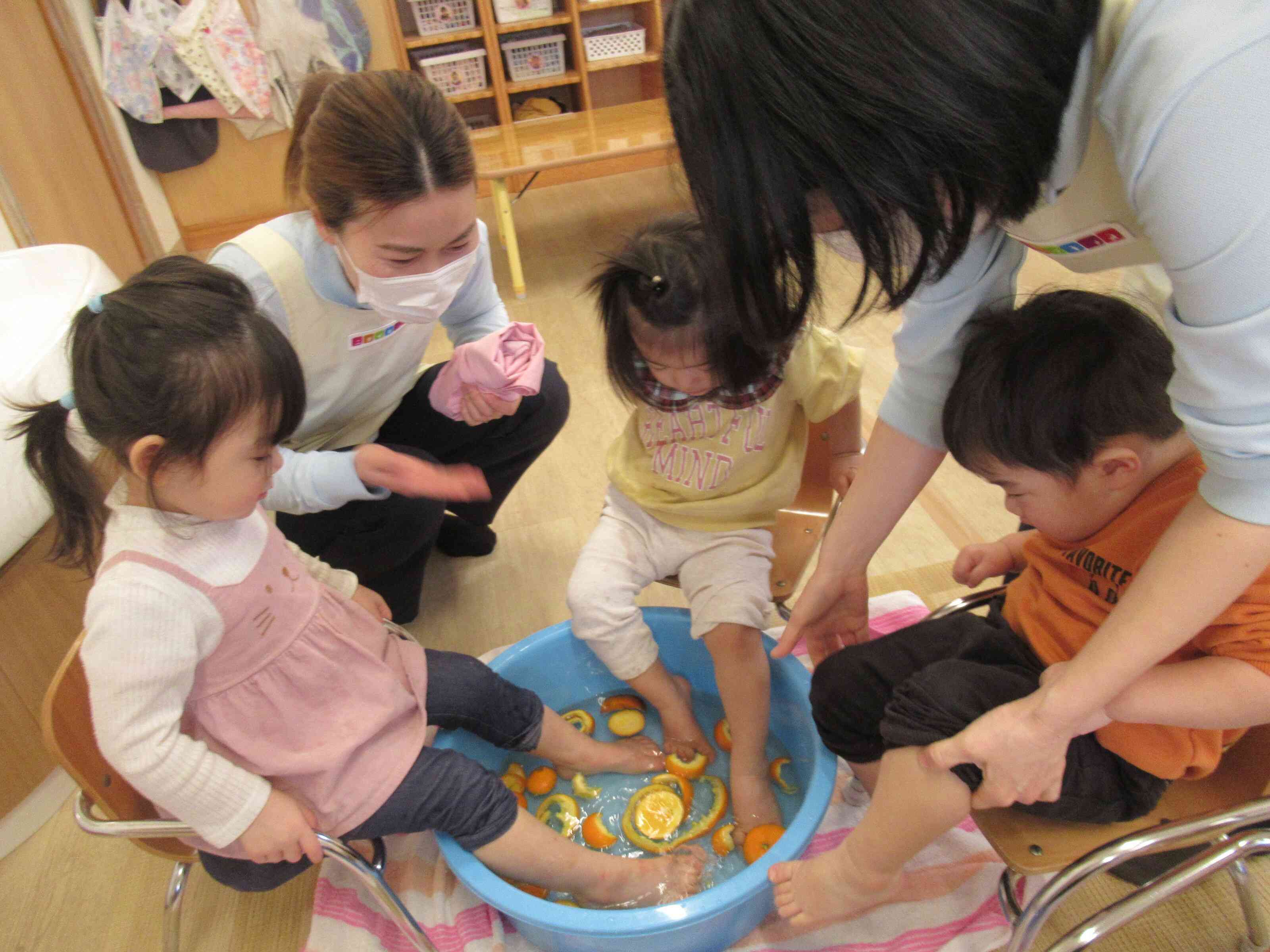 お風呂に足を入れてみよう♪