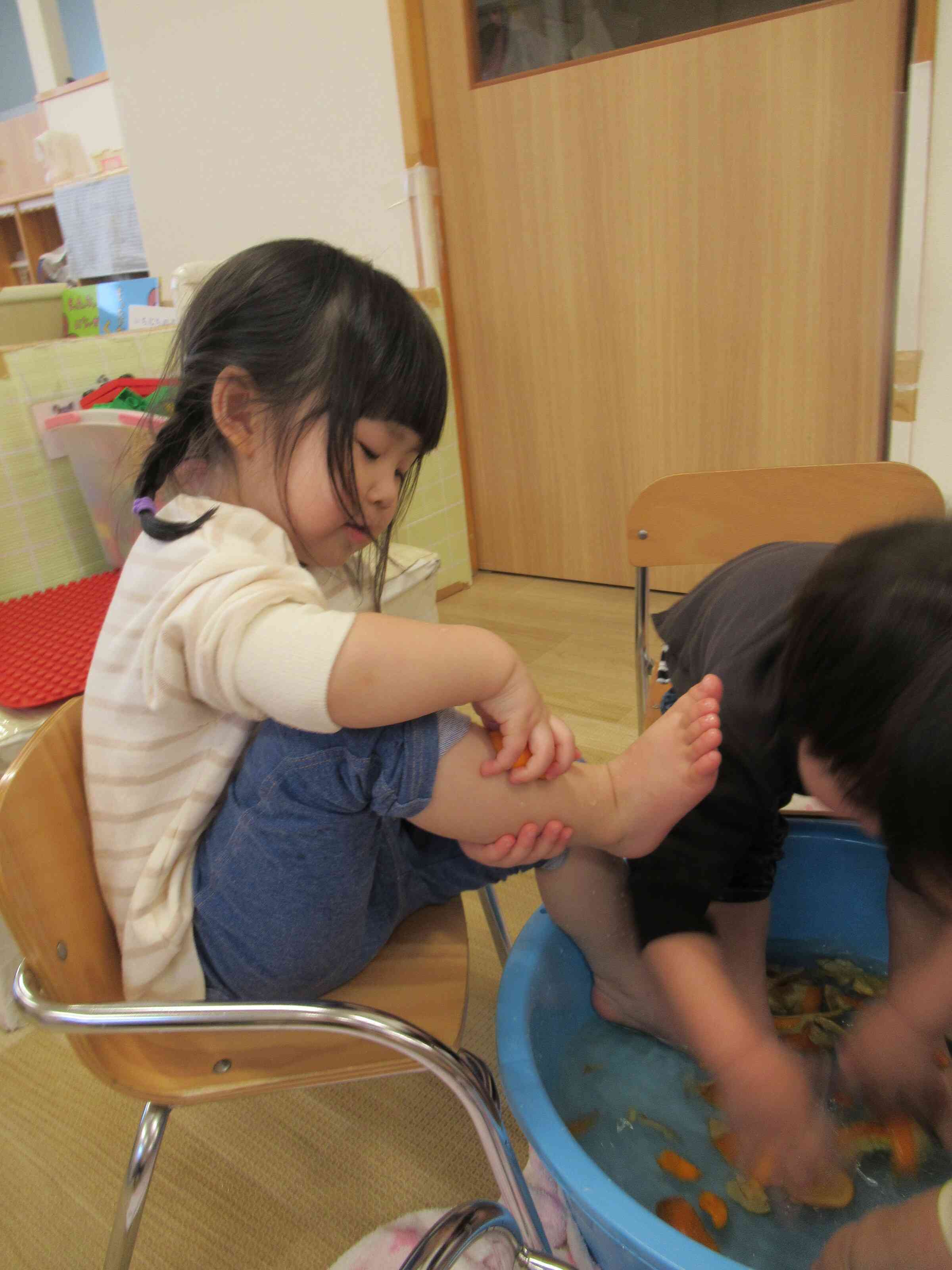 「わたしは皮で足をごしごし」