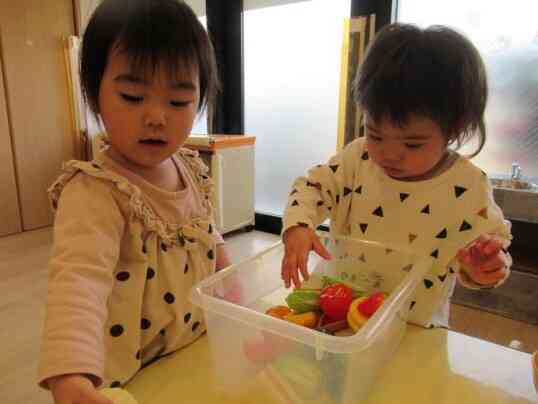 「はい、どーぞ」とお料理をごちそうしてくれます♪